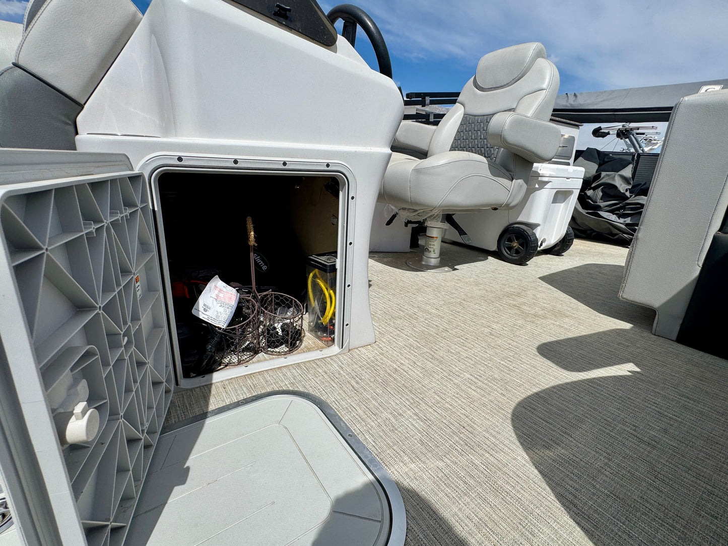 2021 Godfrey Sweetwater TriToon 2486 DT - 300HP - 60hrs