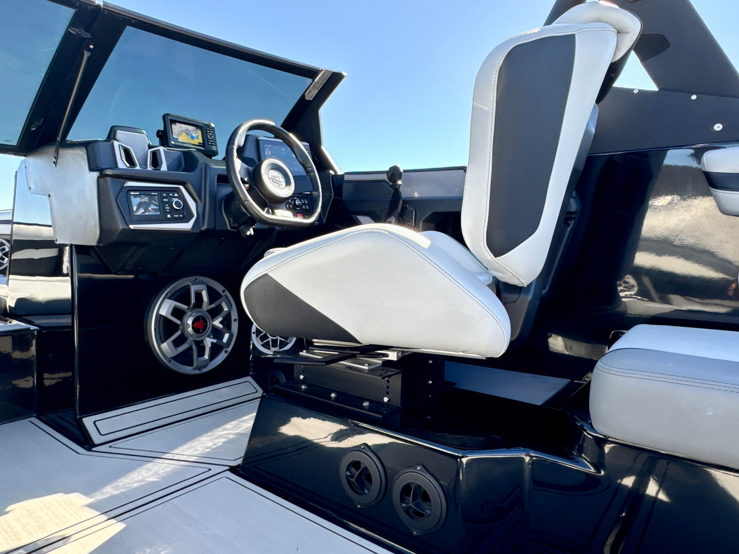 2022 Axis T250 - NEW LT4 -LIKE NEW BOAT