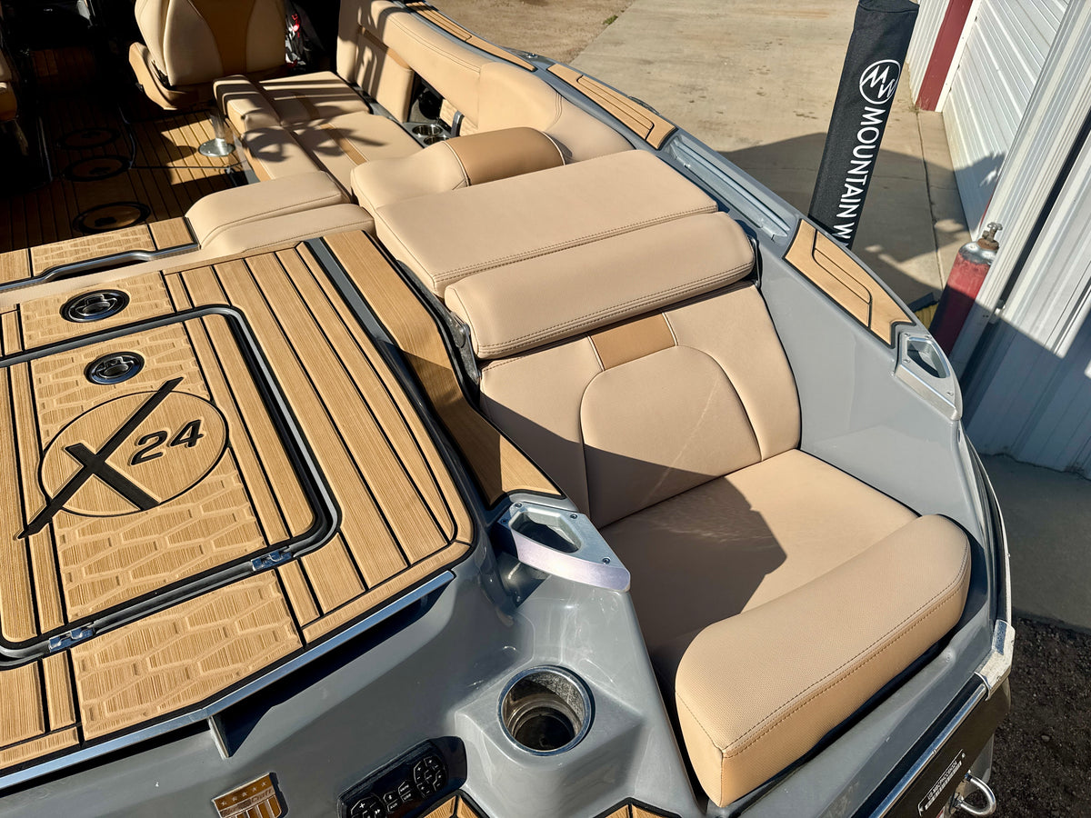 2024 MasterCraft X24 - LOADED - LOW Hours