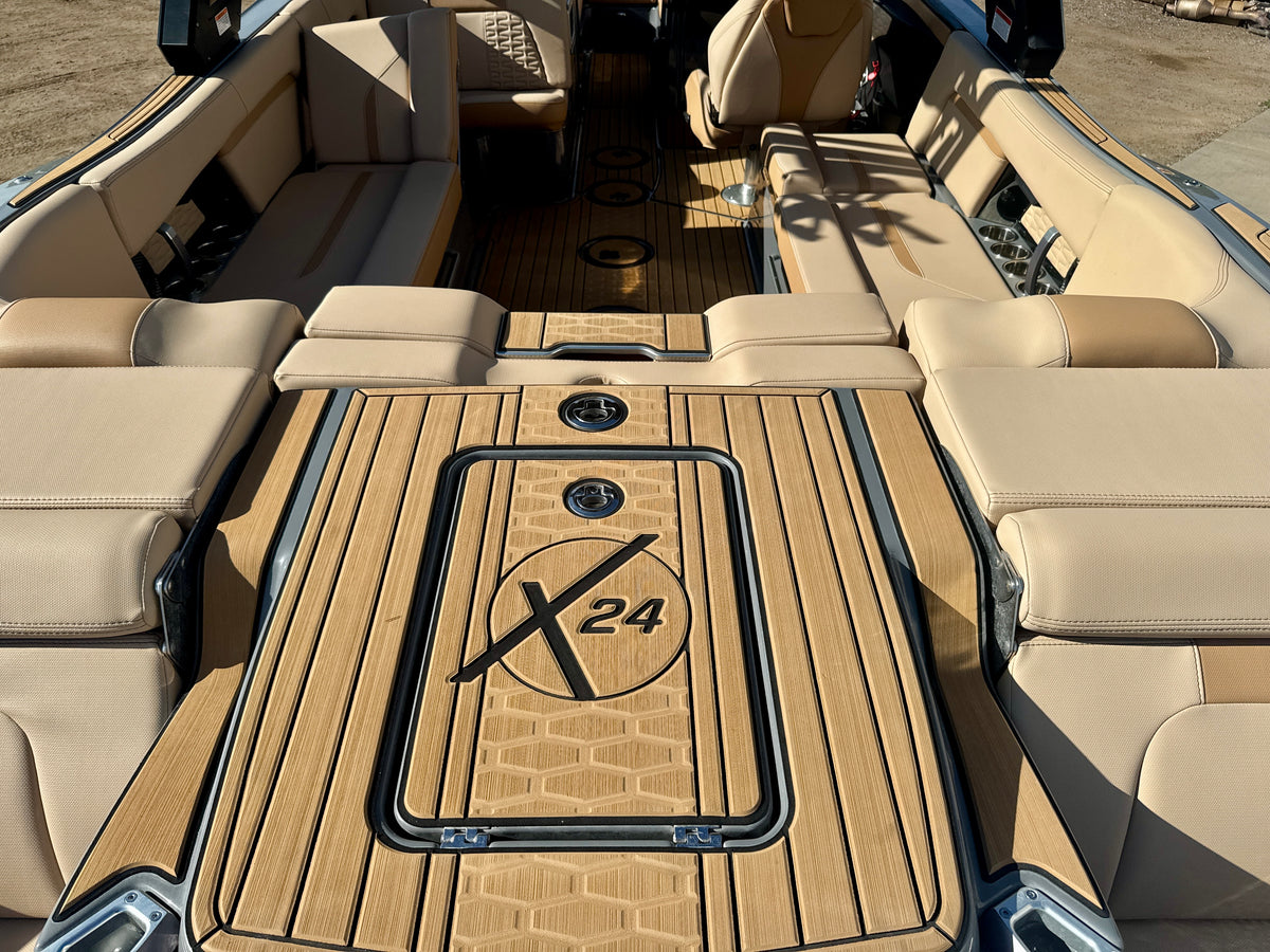 2024 MasterCraft X24 - LOADED - LOW Hours