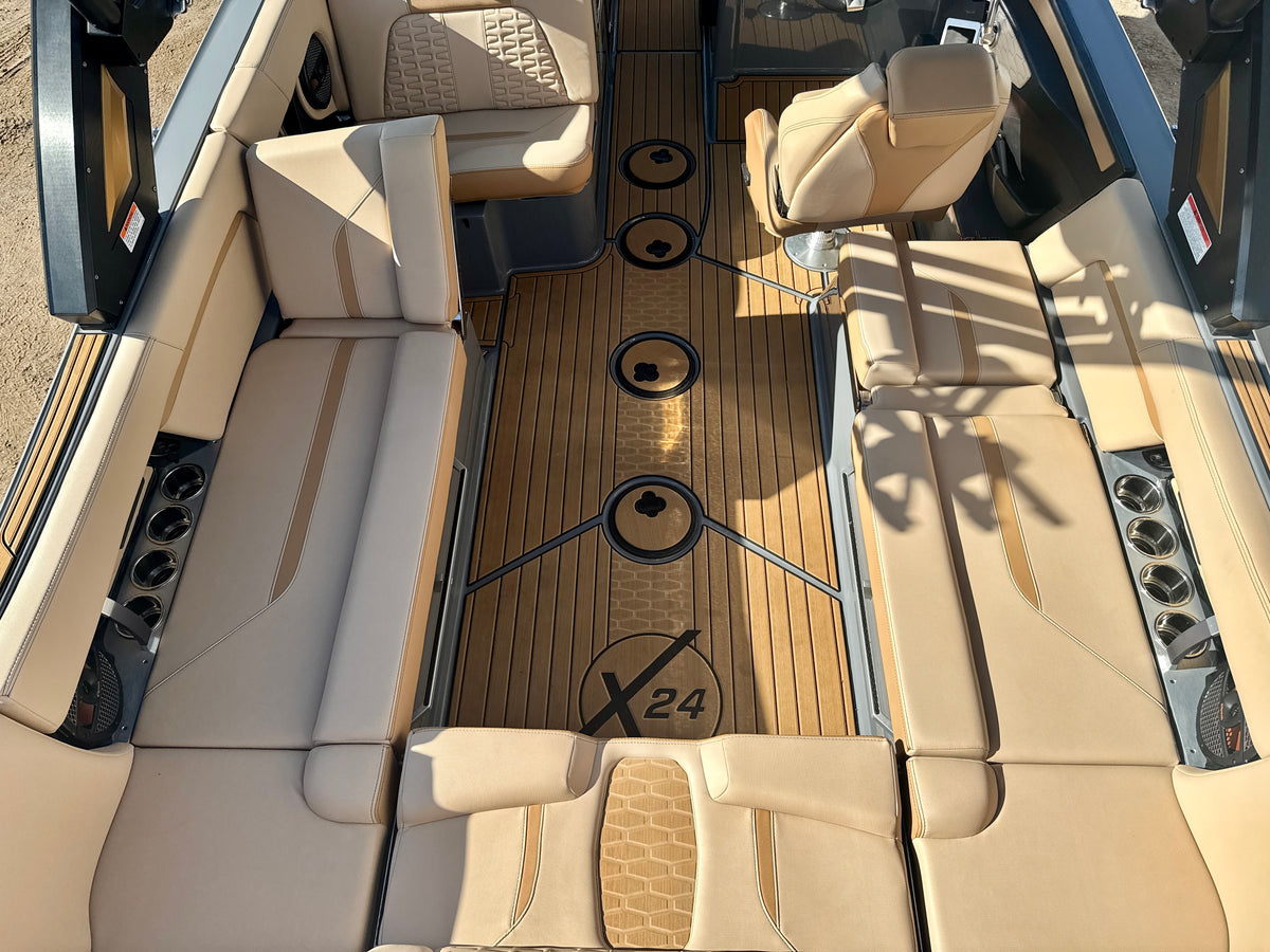2024 MasterCraft X24 - LOADED - LOW Hours