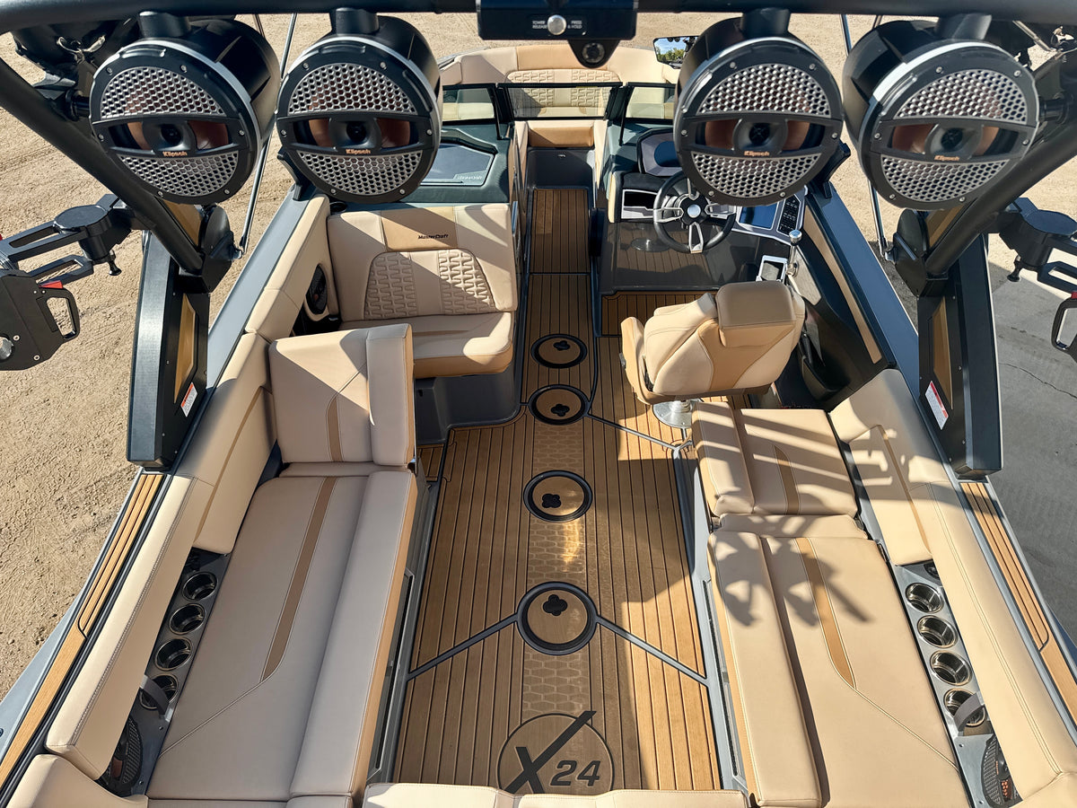 2024 MasterCraft X24 - LOADED - LOW Hours