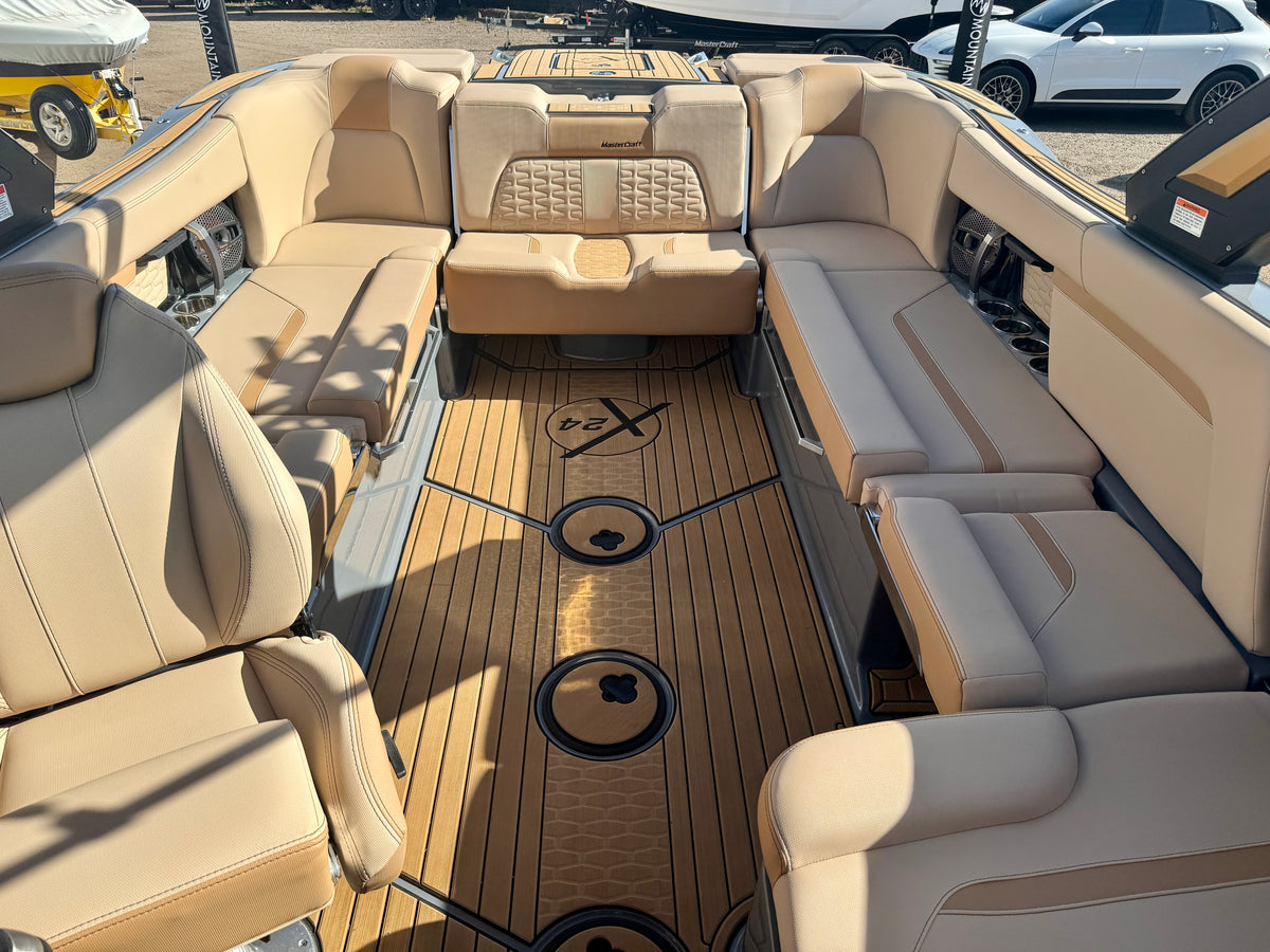 2024 MasterCraft X24 - LOADED - LOW Hours