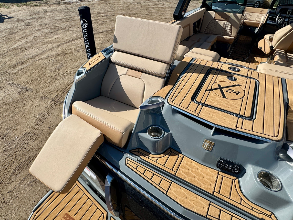 2024 MasterCraft X24 - LOADED - LOW Hours