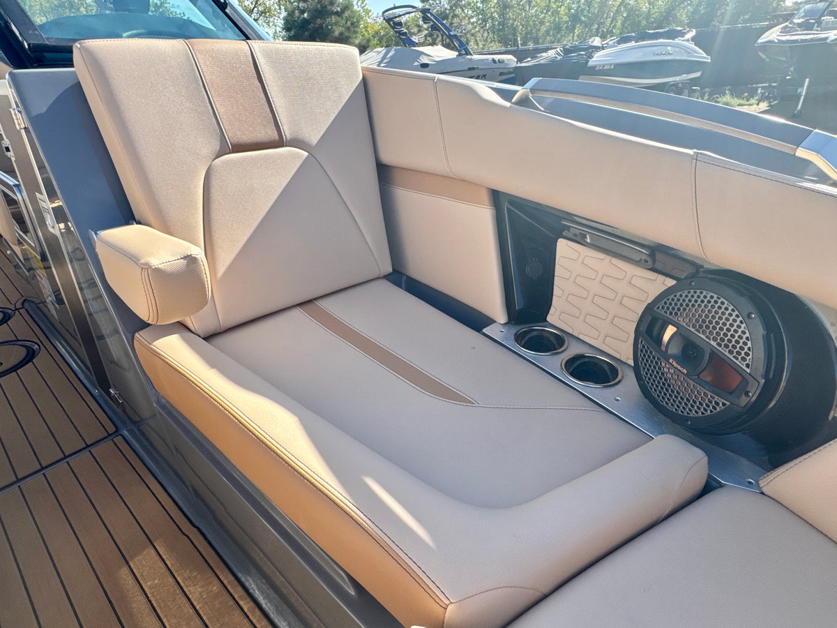 2024 MasterCraft X24 - LOADED - LOW Hours