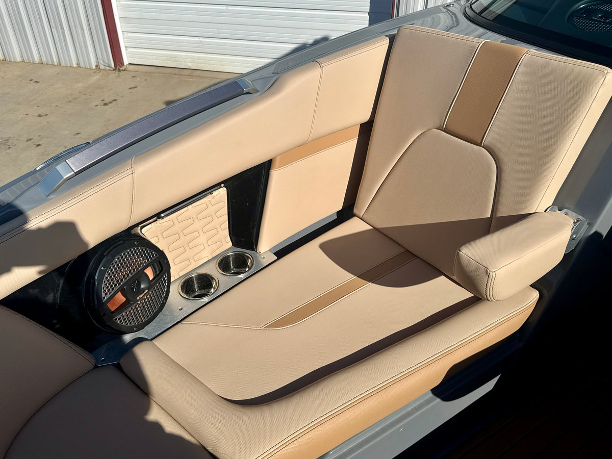 2024 MasterCraft X24 - LOADED - LOW Hours