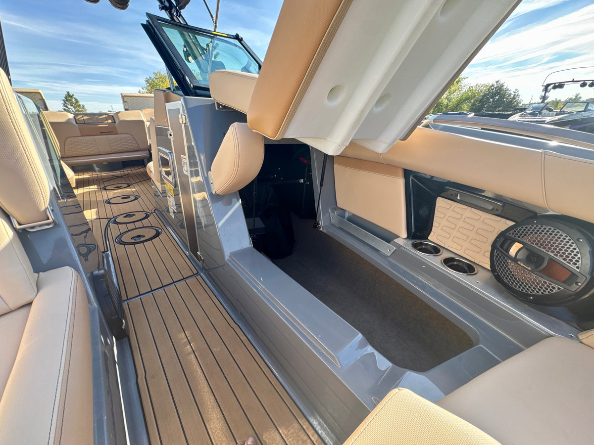 2024 MasterCraft X24 - LOADED - LOW Hours