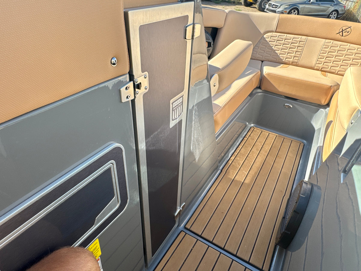 2024 MasterCraft X24 - LOADED - LOW Hours