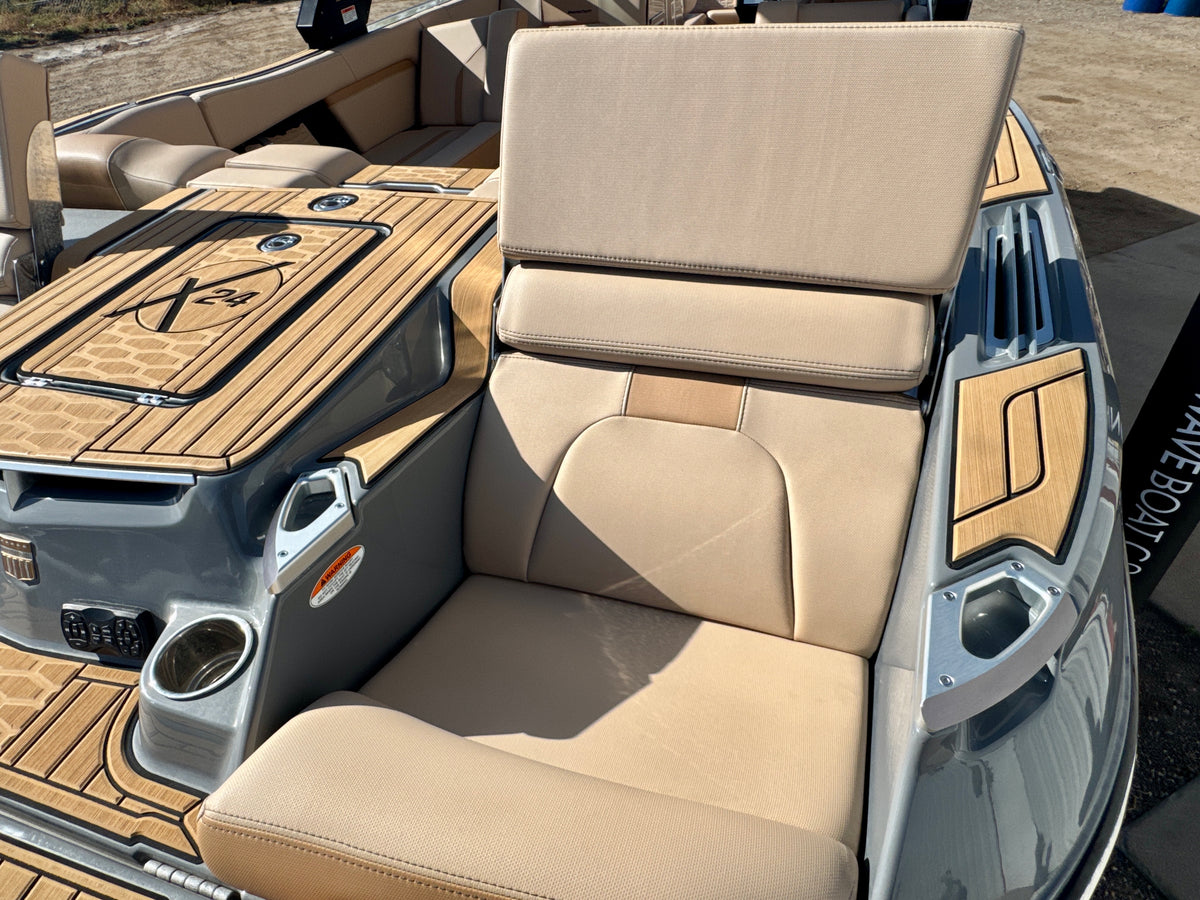 2024 MasterCraft X24 - LOADED - LOW Hours