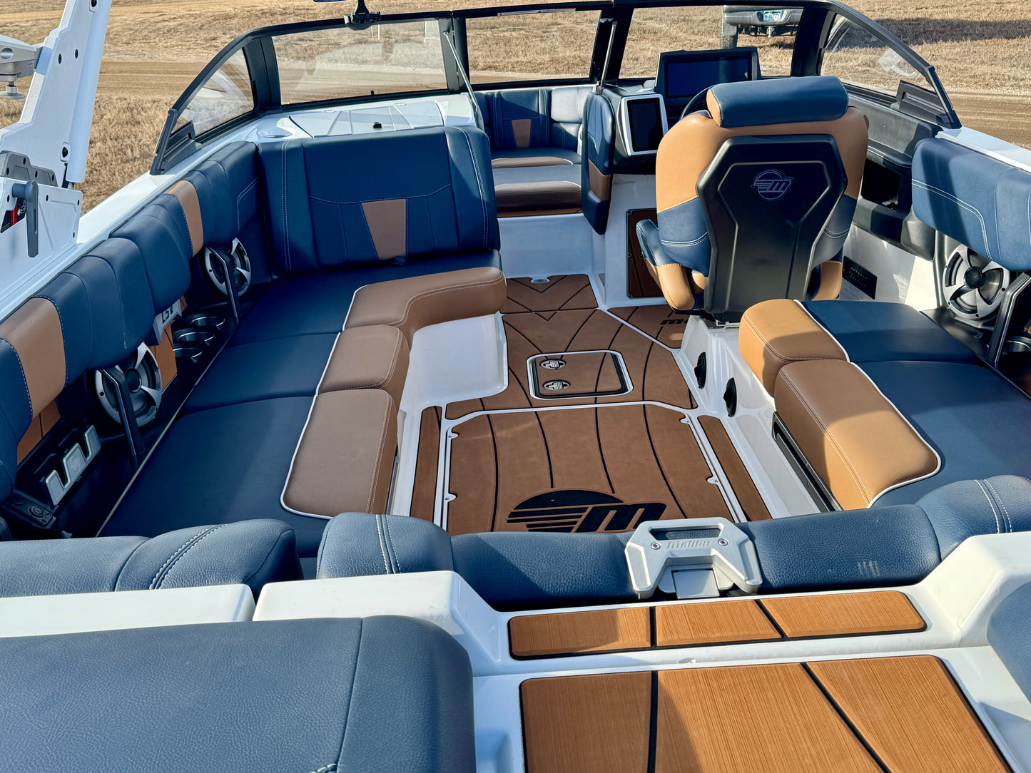 2021 Malibu 23 LSV - M6DI - Clean