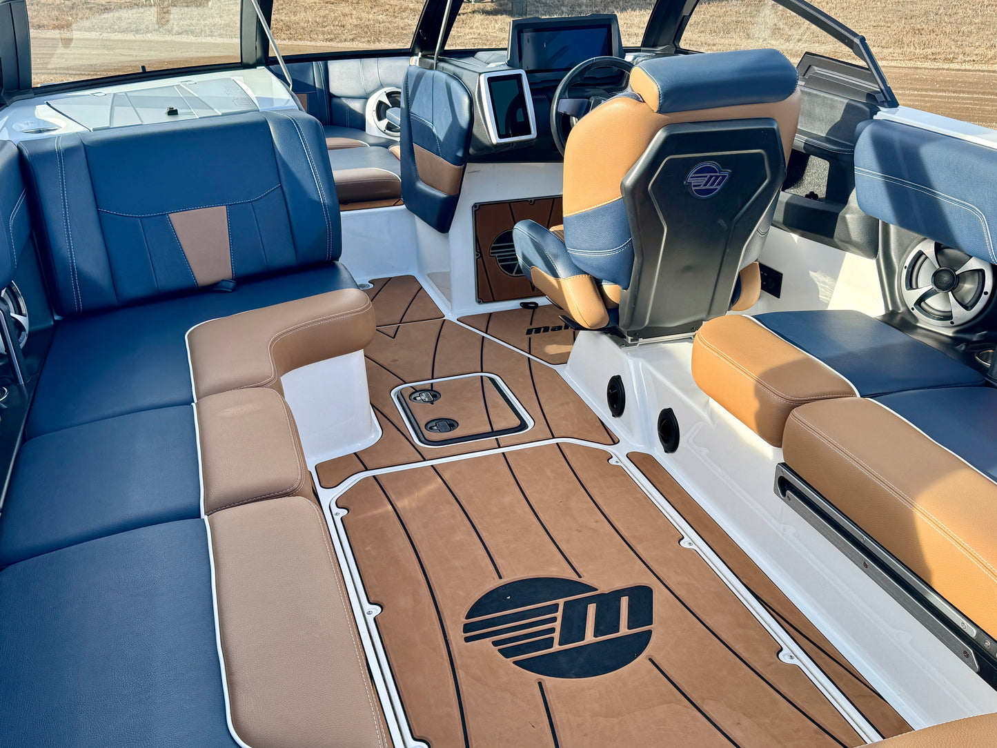 2021 Malibu 23 LSV - M6DI - Clean