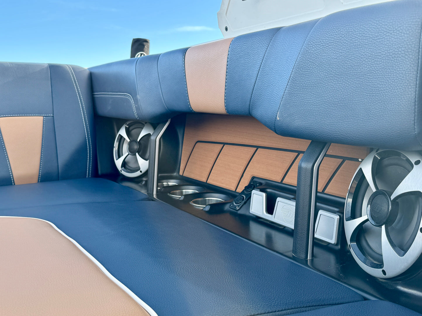 2021 Malibu 23 LSV - M6DI - Clean