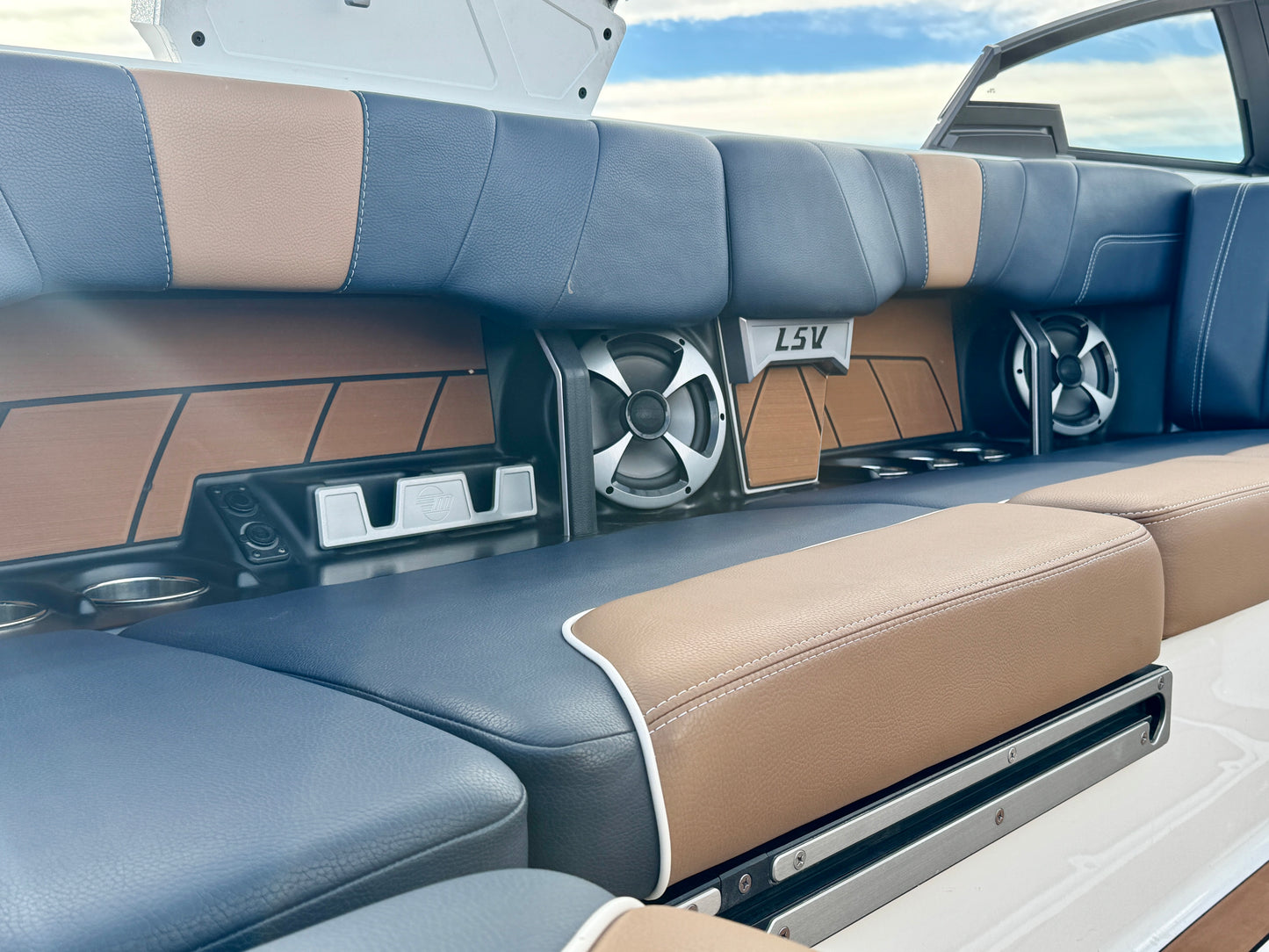 2021 Malibu 23 LSV - M6DI - Clean