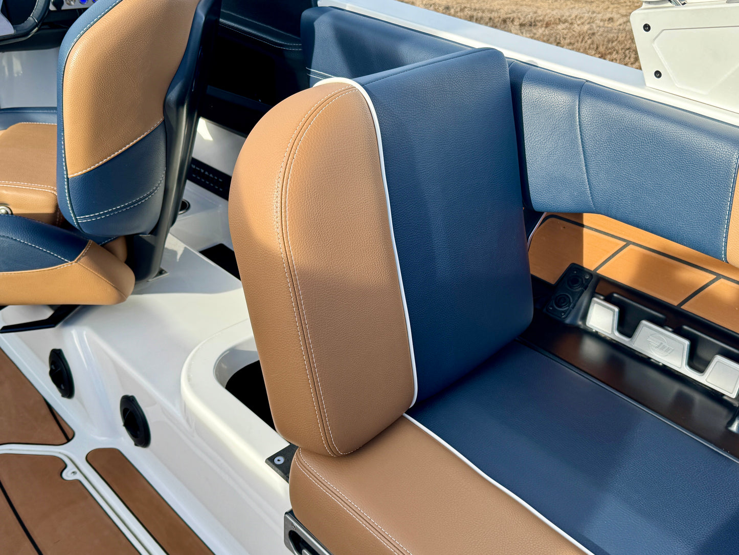 2021 Malibu 23 LSV - M6DI - Clean