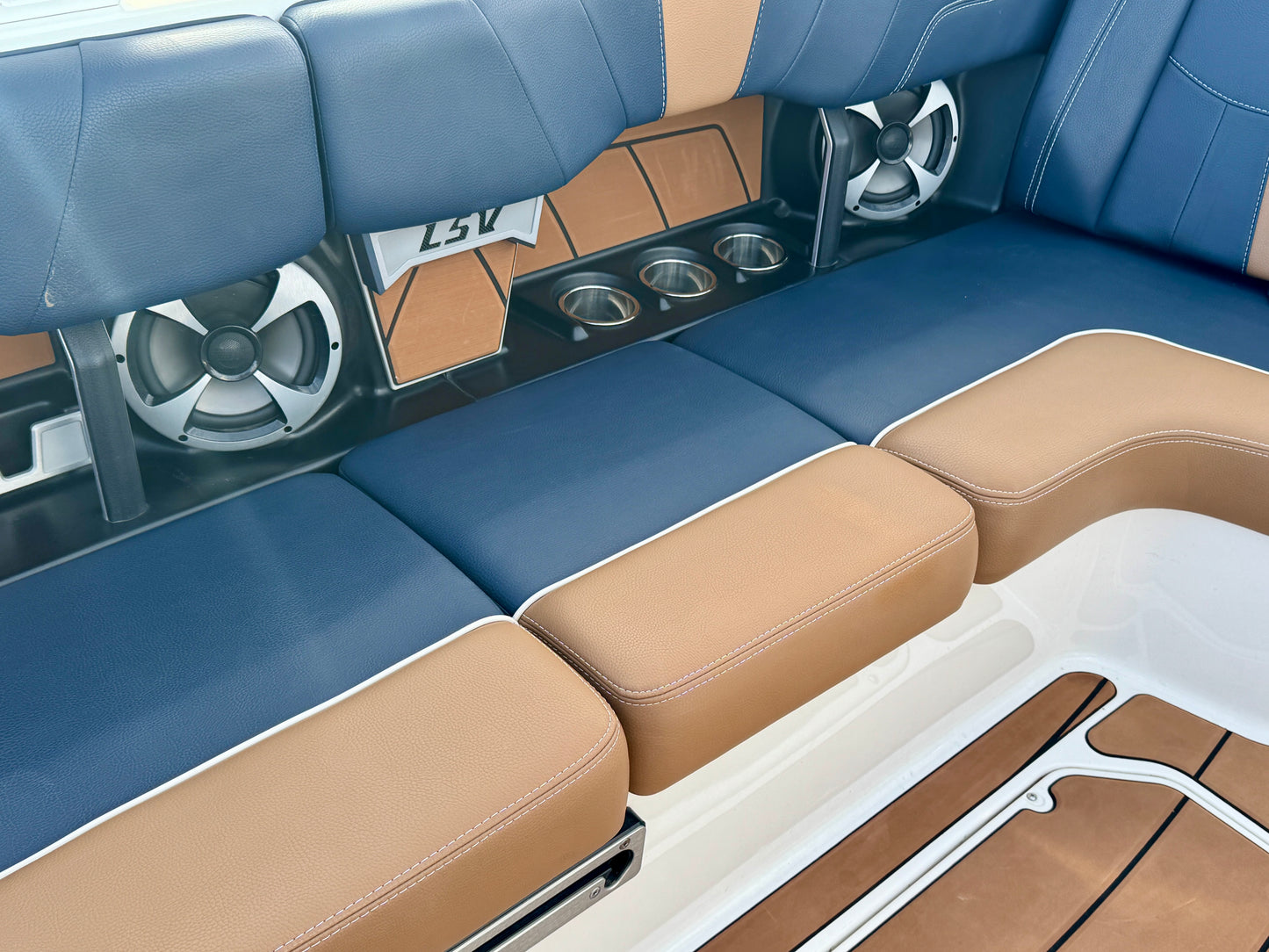 2021 Malibu 23 LSV - M6DI - Clean