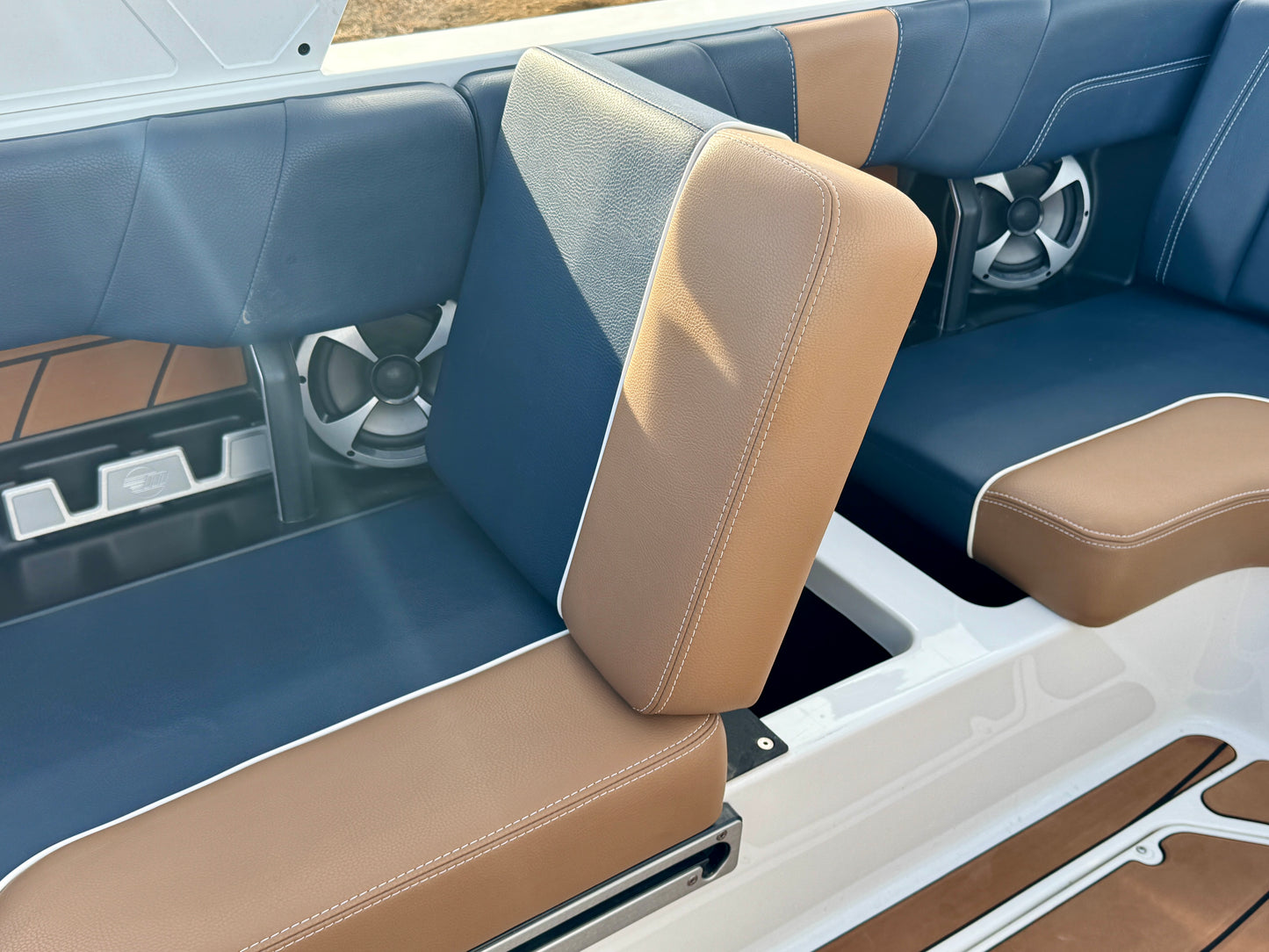 2021 Malibu 23 LSV - M6DI - Clean