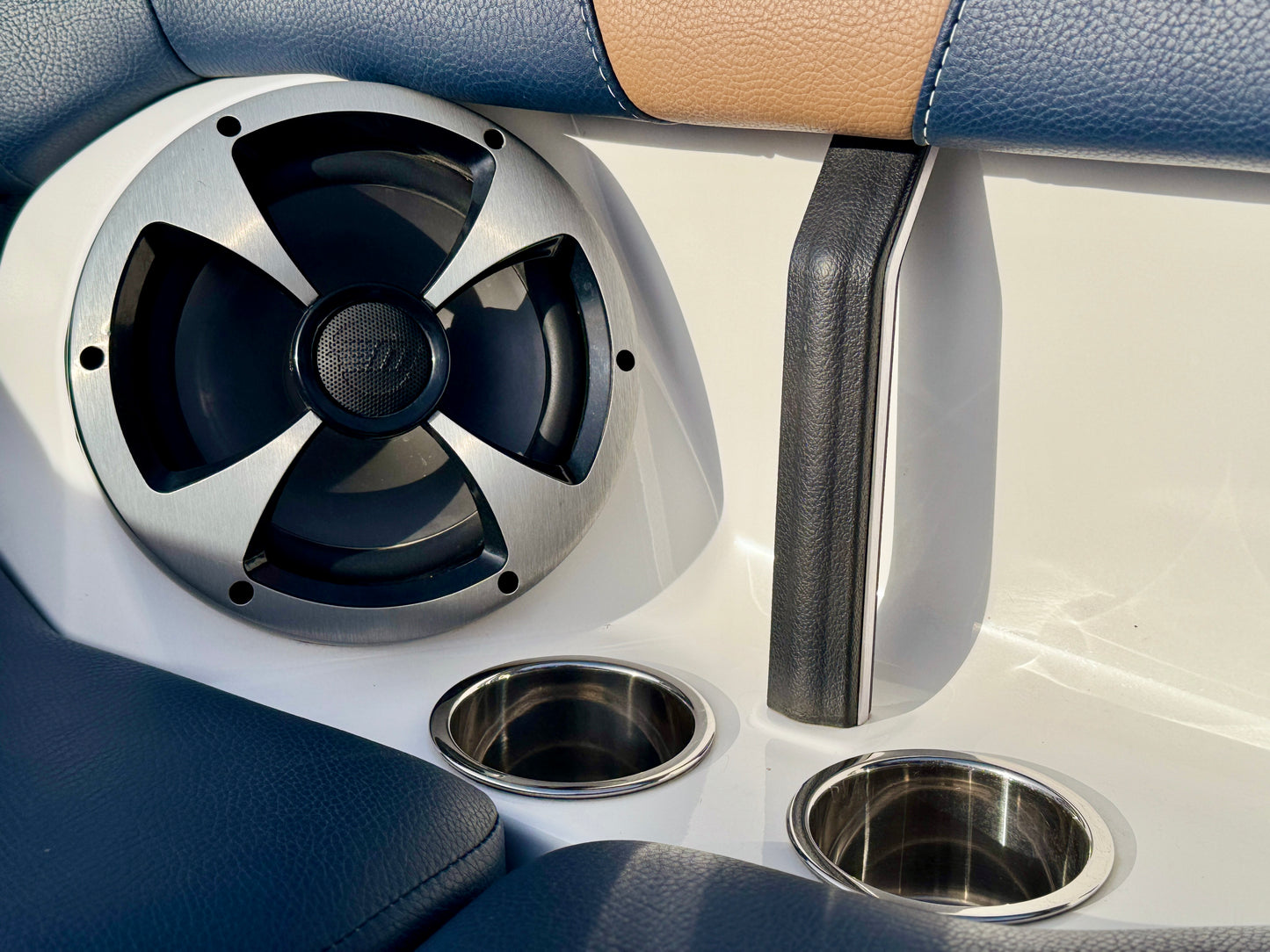 2021 Malibu 23 LSV - M6DI - Clean