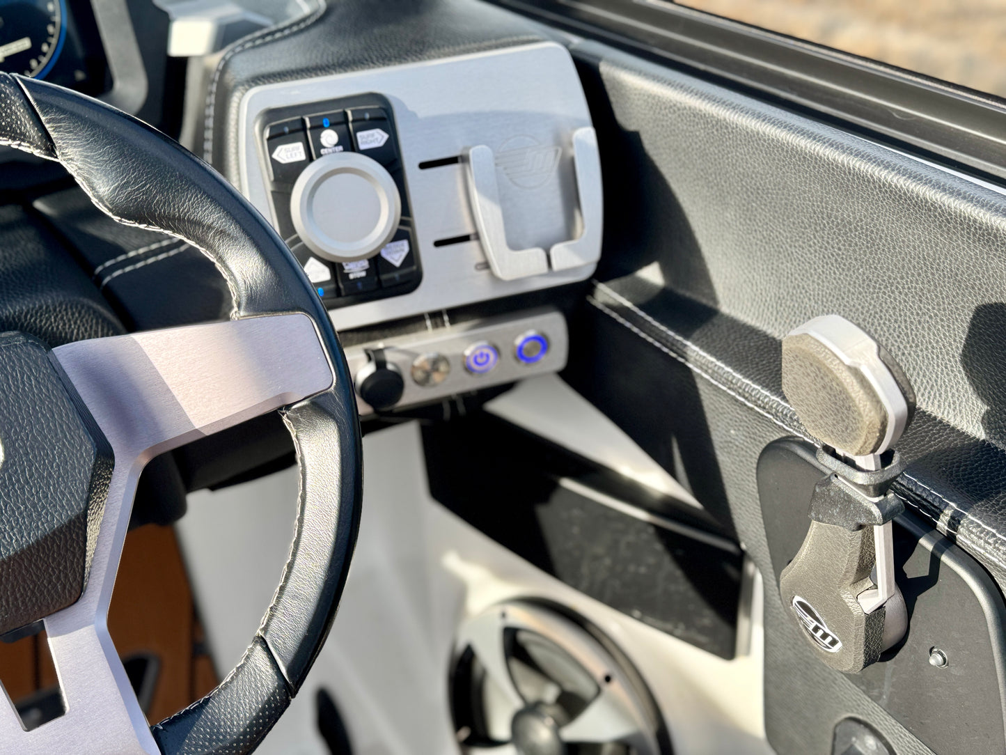 2021 Malibu 23 LSV - M6DI - Clean