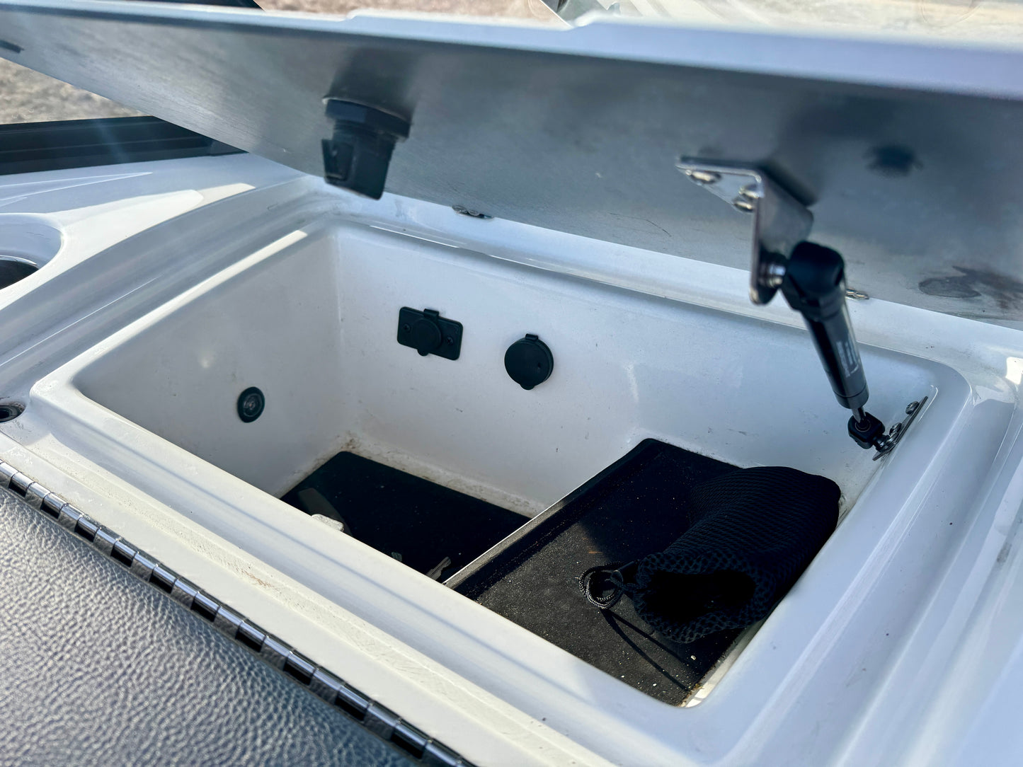 2021 Malibu 23 LSV - M6DI - Clean