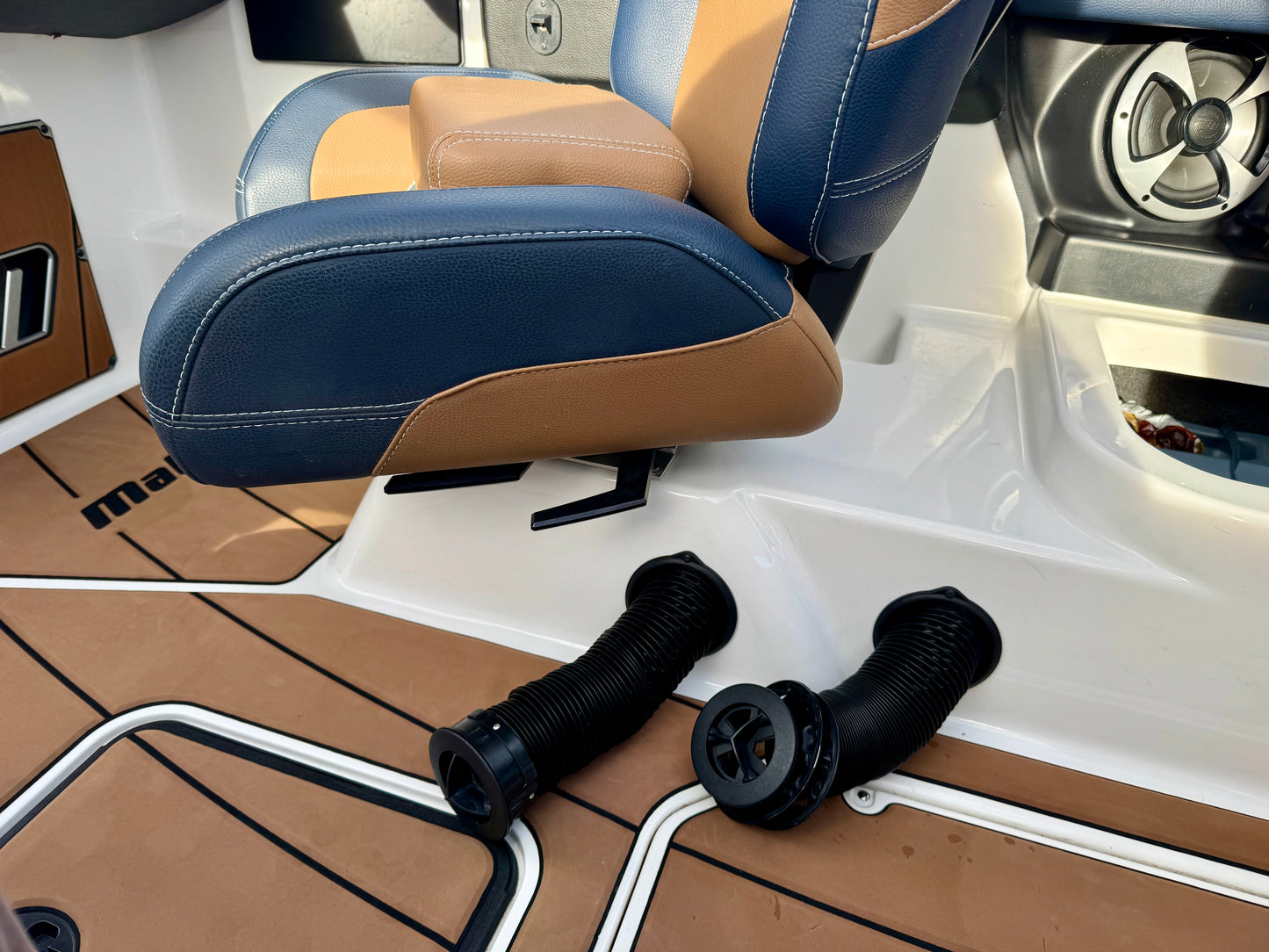 2021 Malibu 23 LSV - M6DI - Clean