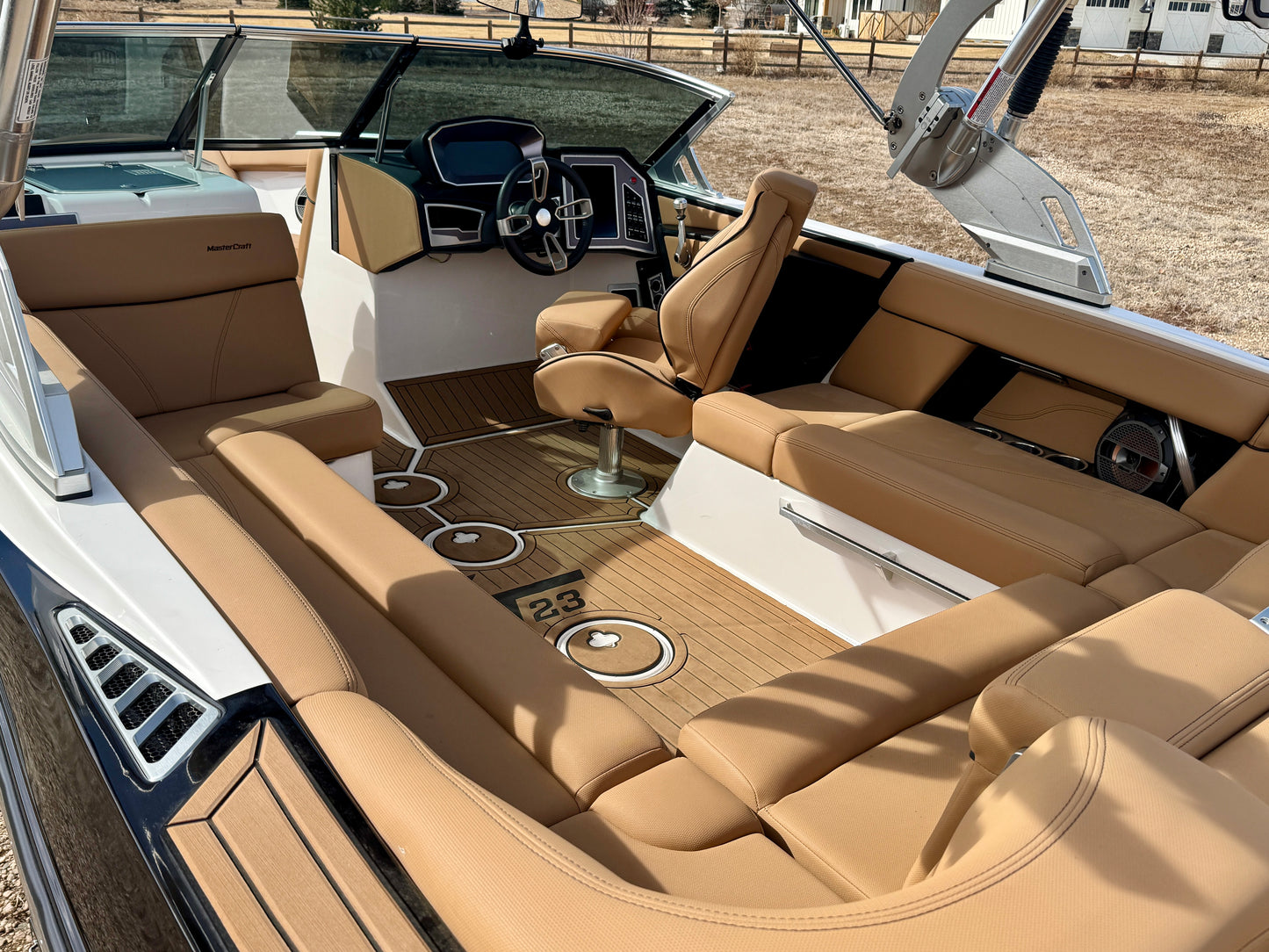 2021 MasterCraft XT23 - 60HRS- 6.0 MPI - Almost NEW