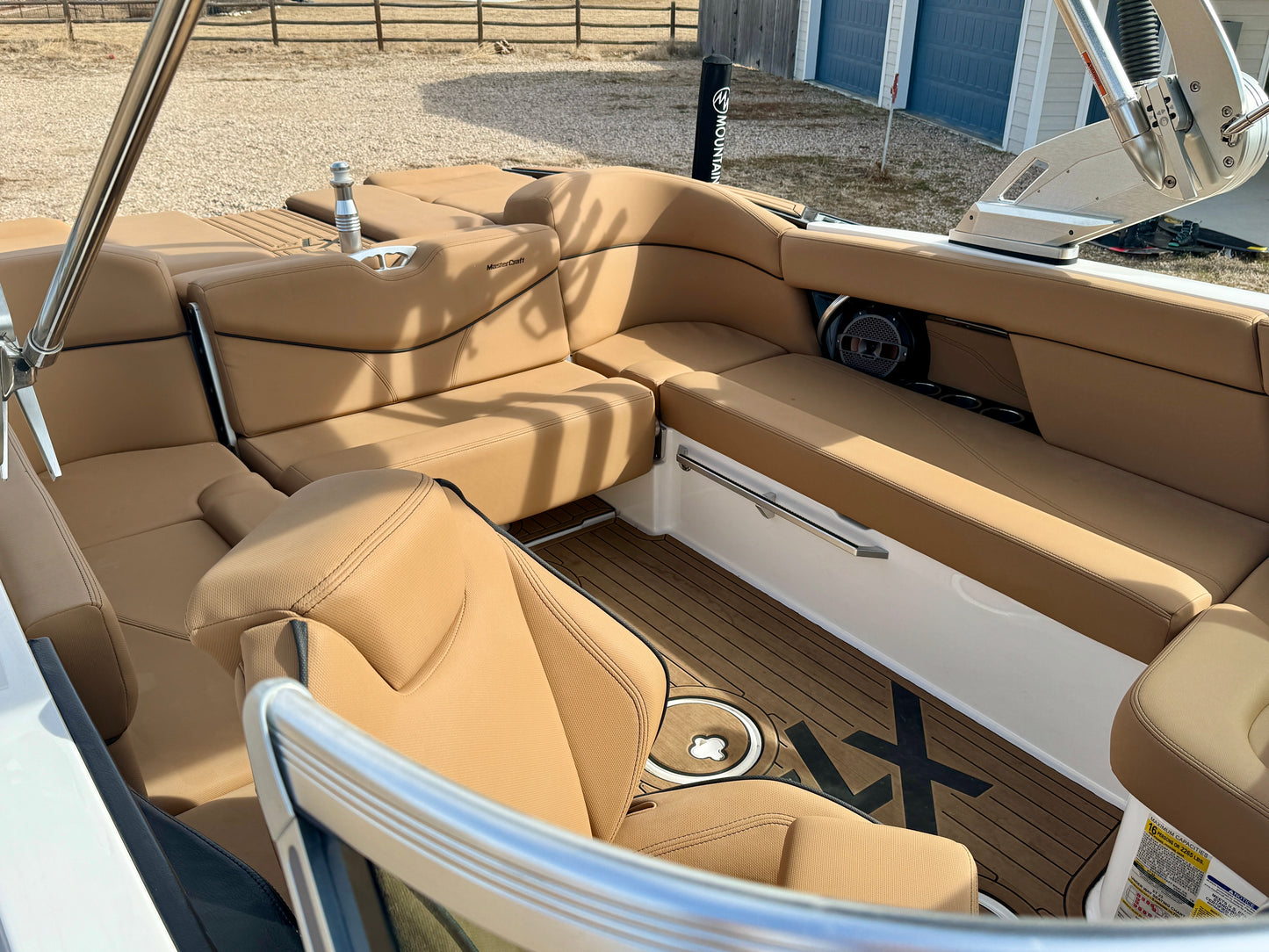2021 MasterCraft XT23 - 60HRS- 6.0 MPI - Almost NEW
