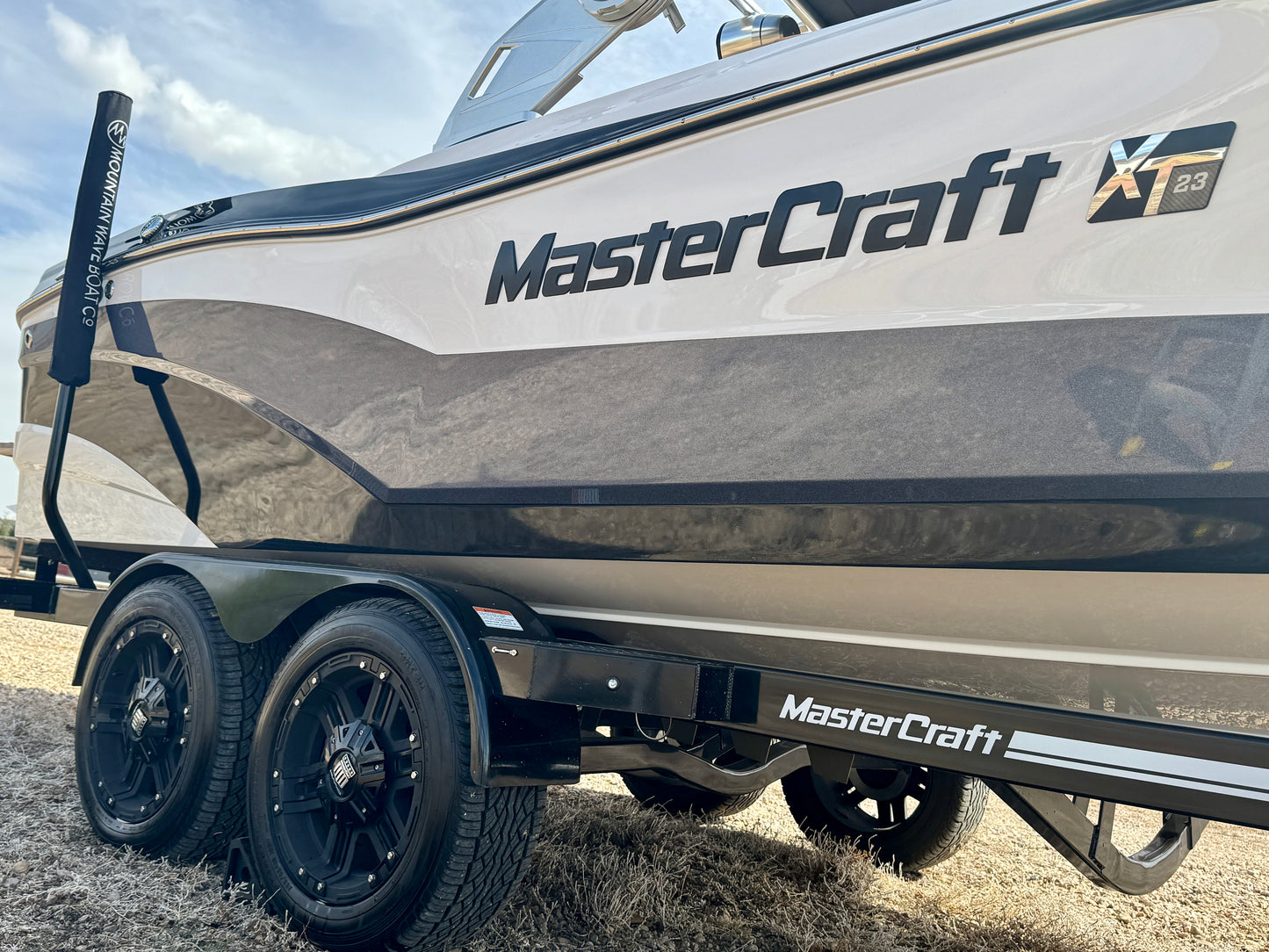 2021 MasterCraft XT23 - 60HRS- 6.0 MPI - Almost NEW