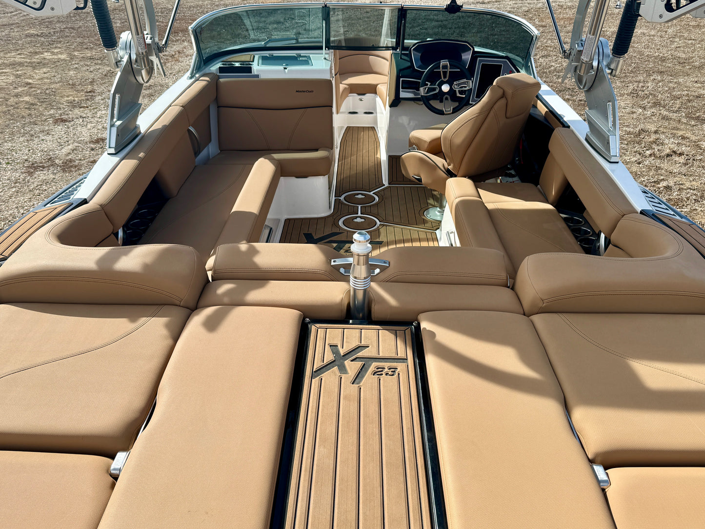 2021 MasterCraft XT23 - 60HRS- 6.0 MPI - Almost NEW