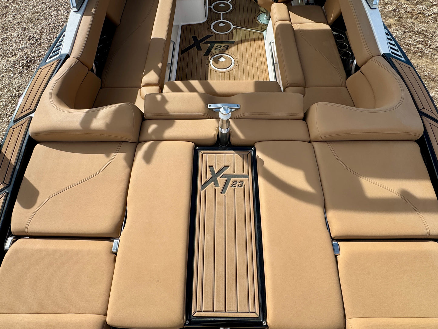 2021 MasterCraft XT23 - 60HRS- 6.0 MPI - Almost NEW