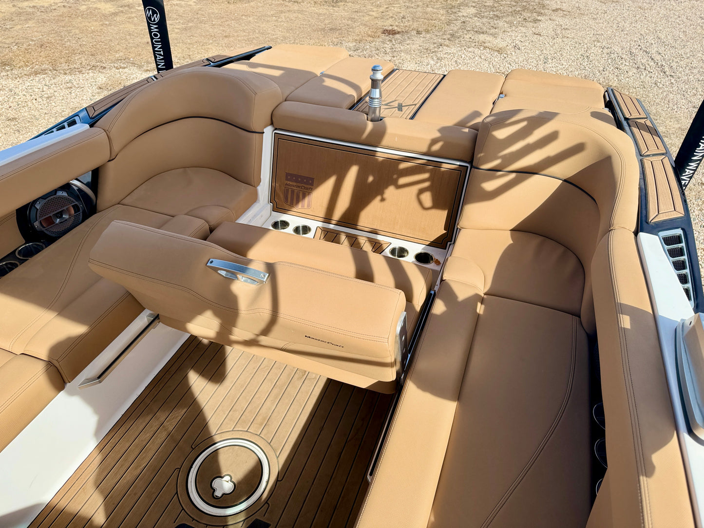 2021 MasterCraft XT23 - 60HRS- 6.0 MPI - Almost NEW