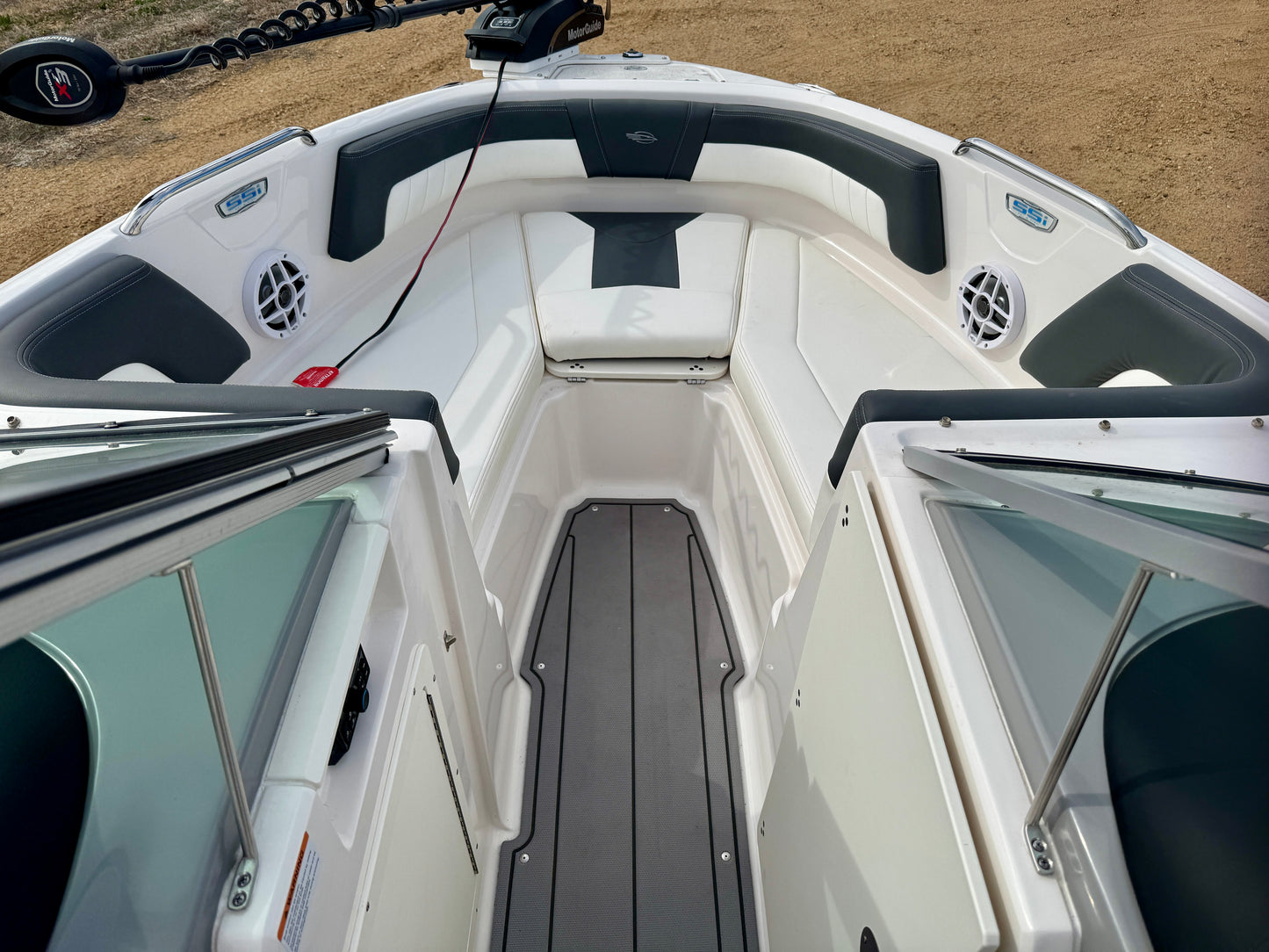 2023 Chaparral 21' Ski & Fish - LIKE NEW