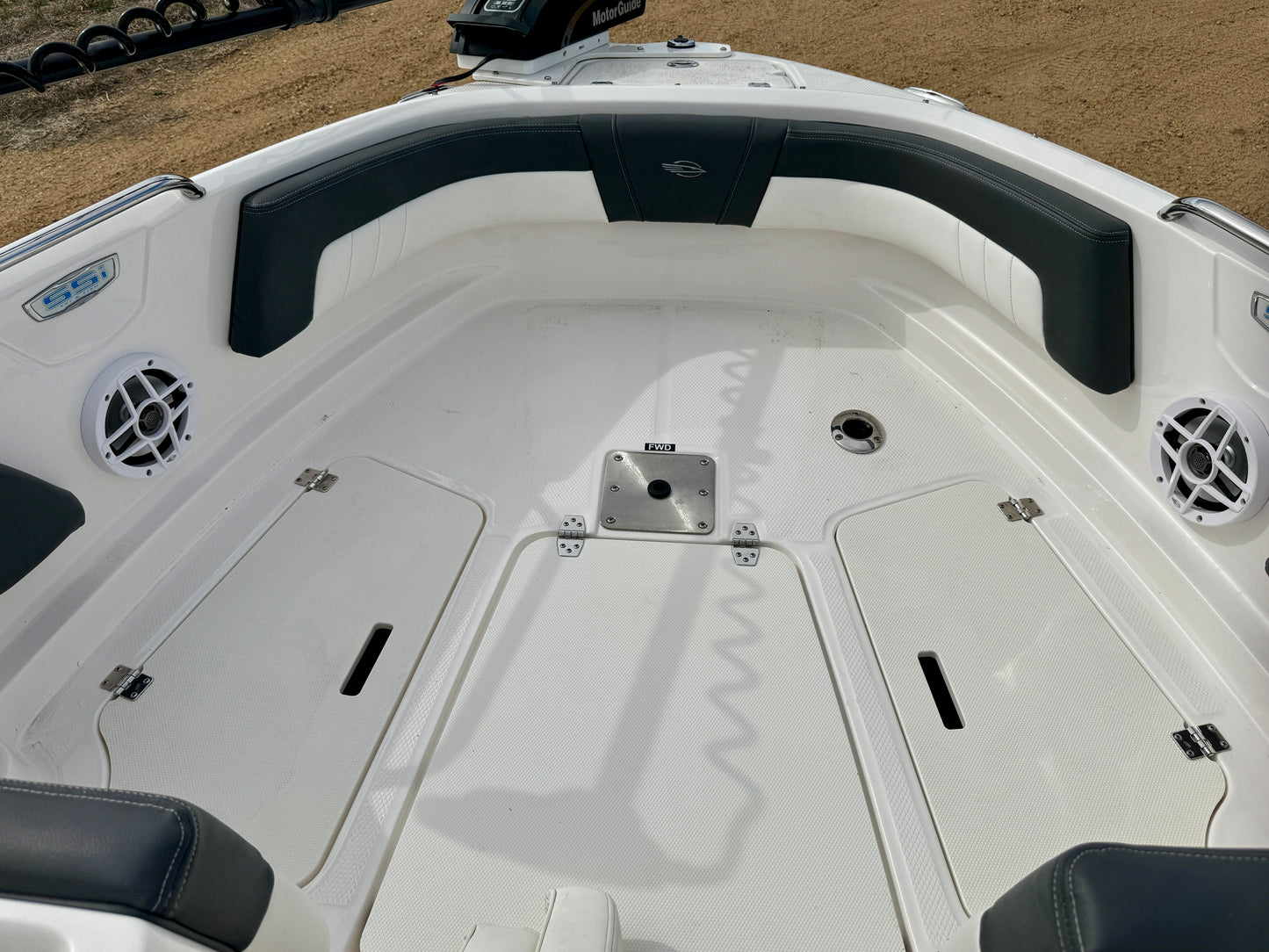 2023 Chaparral 21' Ski & Fish - LIKE NEW