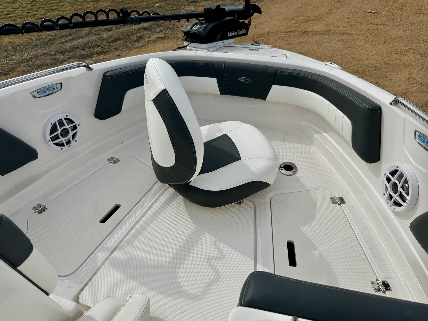 2023 Chaparral 21' Ski & Fish - LIKE NEW