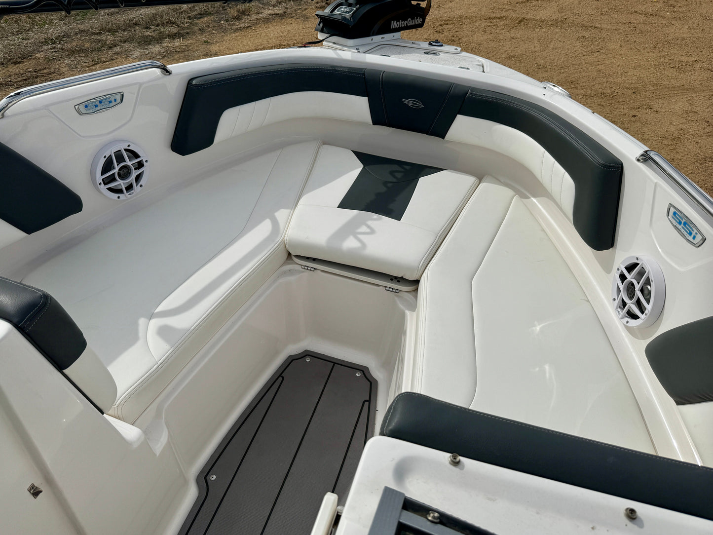 2023 Chaparral 21' Ski & Fish - LIKE NEW