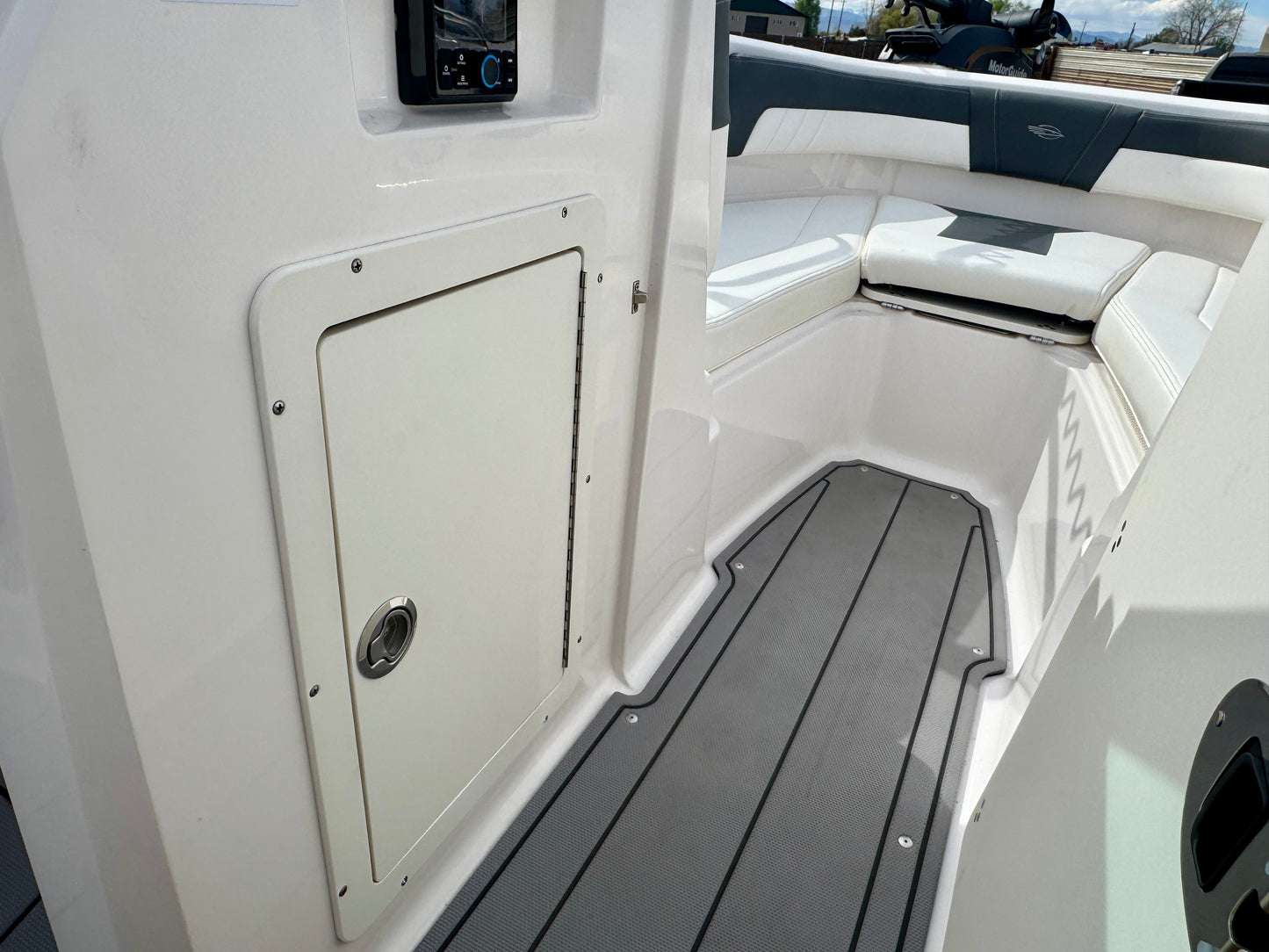 2023 Chaparral 21' Ski & Fish - LIKE NEW