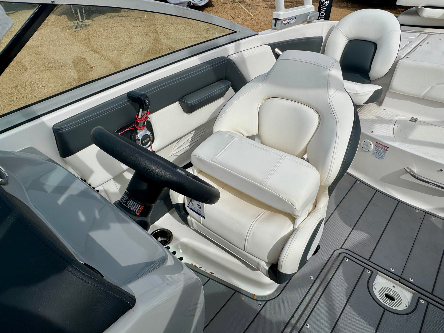 2023 Chaparral 21' Ski & Fish - LIKE NEW