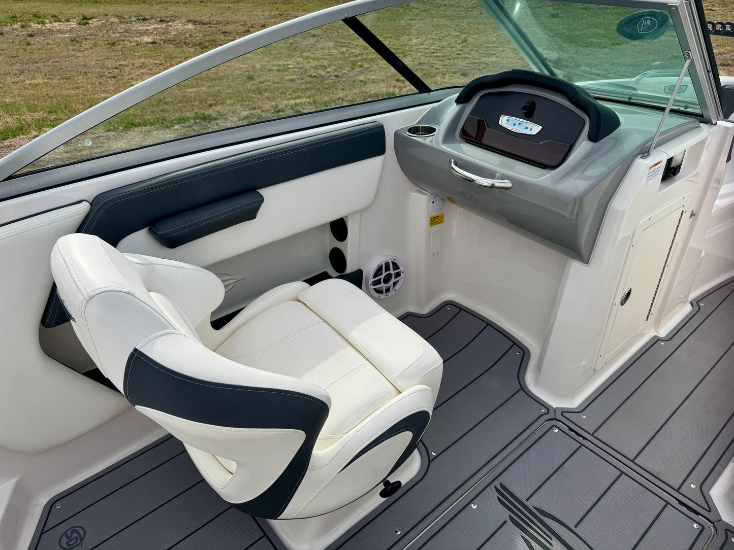 2023 Chaparral 21' Ski & Fish - LIKE NEW