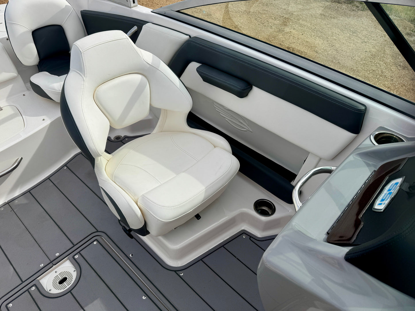 2023 Chaparral 21' Ski & Fish - LIKE NEW