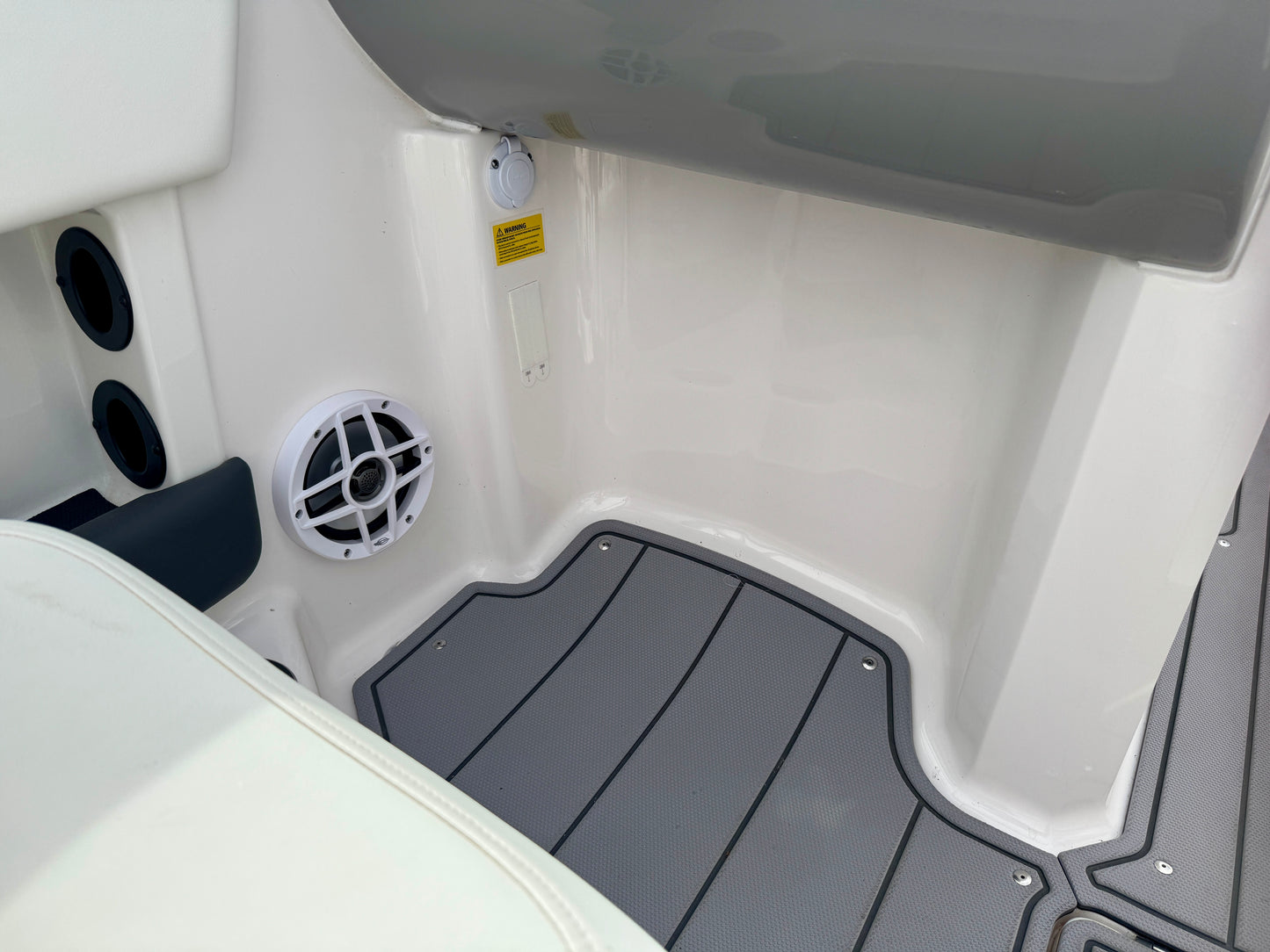 2023 Chaparral 21' Ski & Fish - LIKE NEW