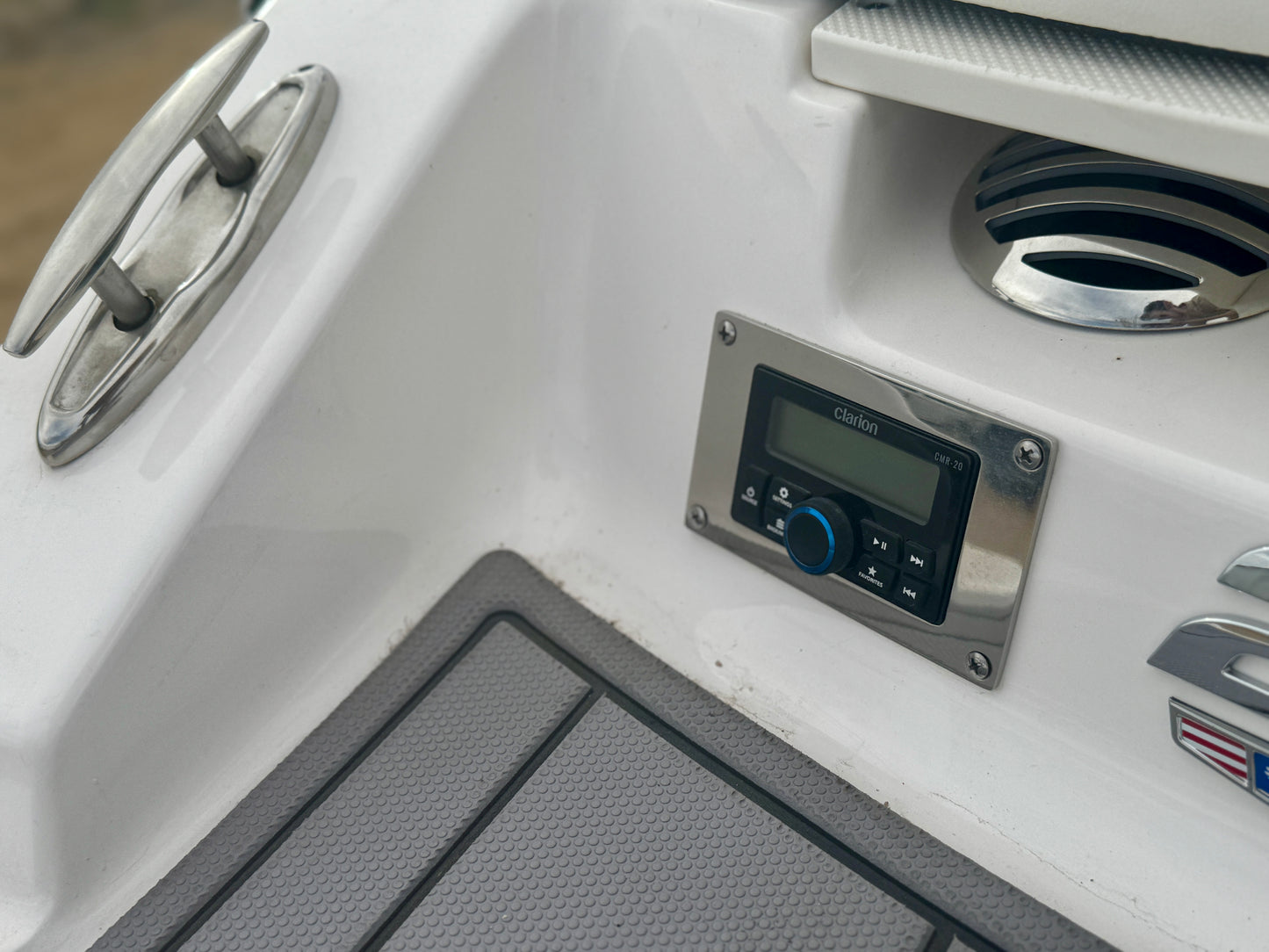 2023 Chaparral 21' Ski & Fish - LIKE NEW