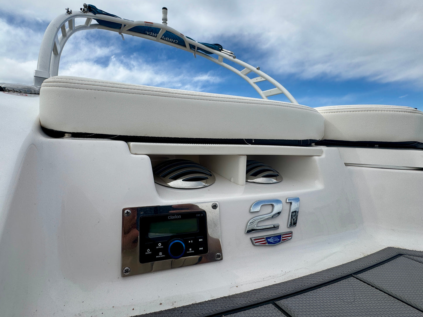 2023 Chaparral 21' Ski & Fish - LIKE NEW