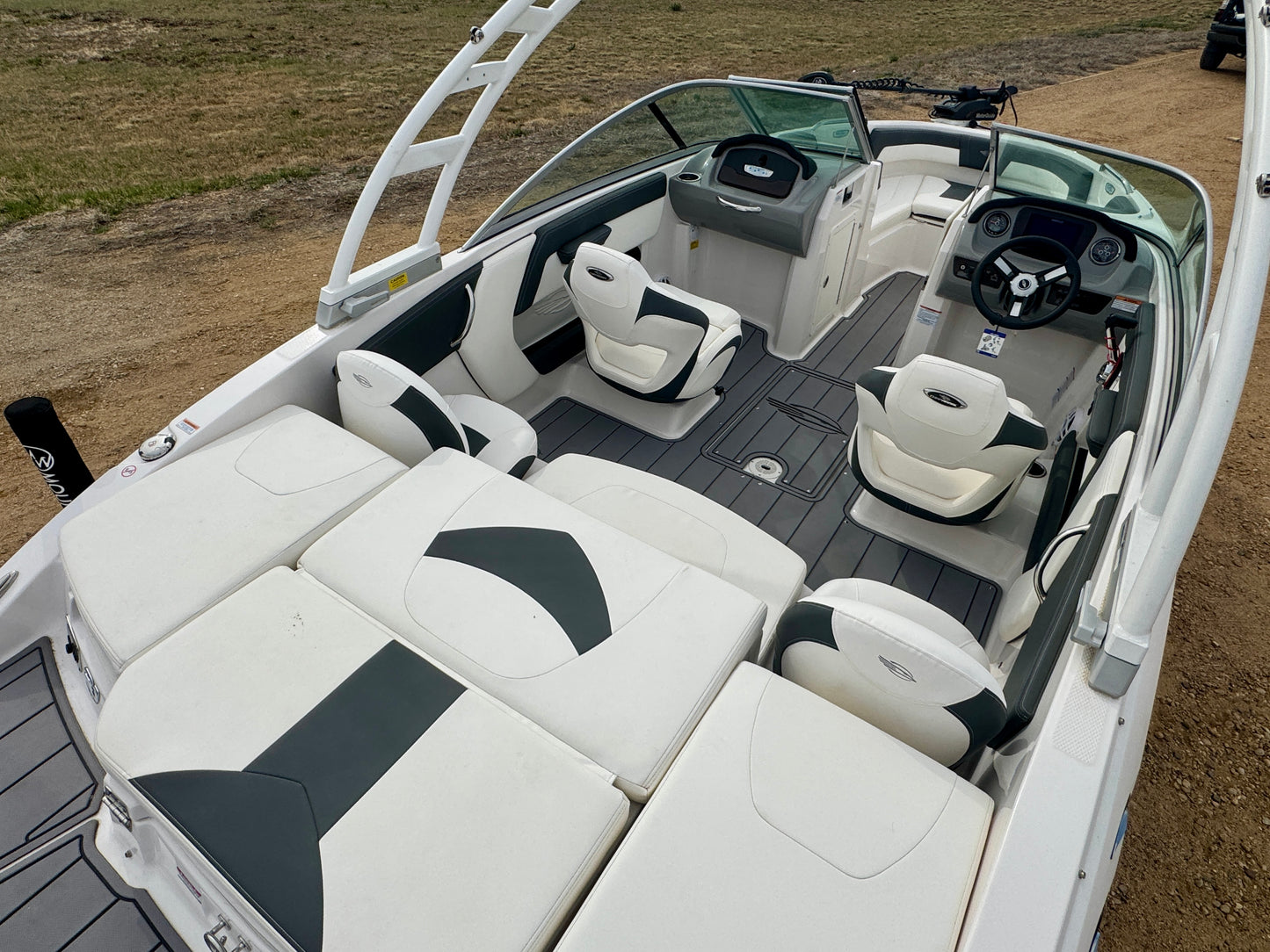 2023 Chaparral 21' Ski & Fish - LIKE NEW