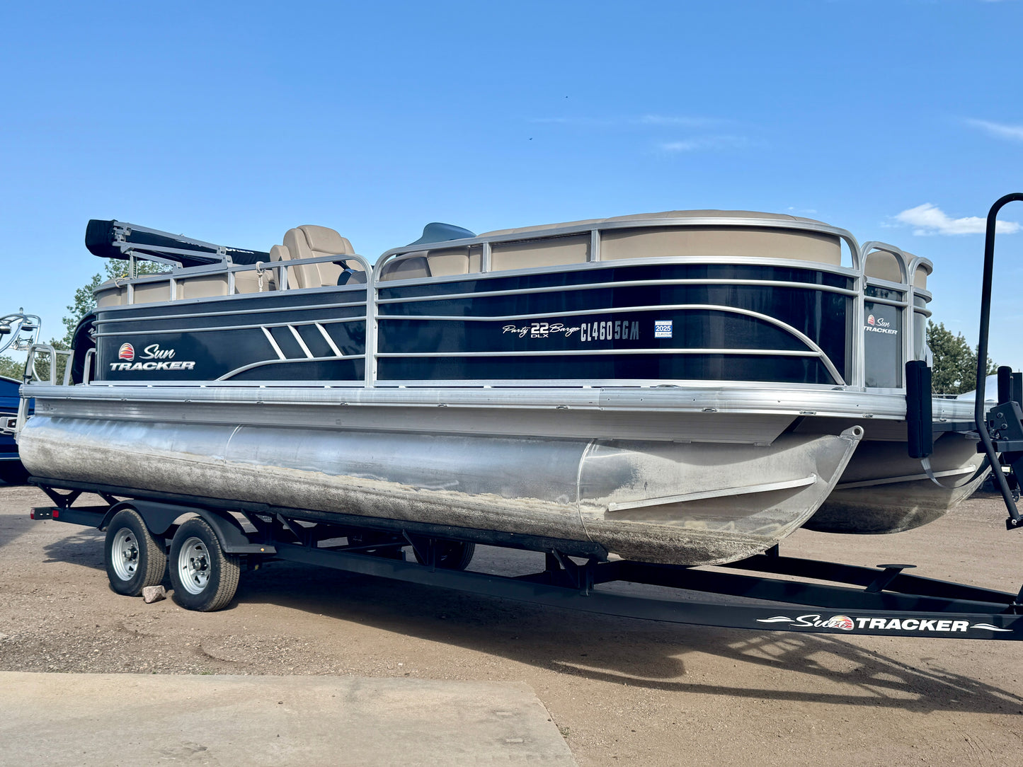 2021 Sun Tracker - Party Barge 22 DLX - 150HP