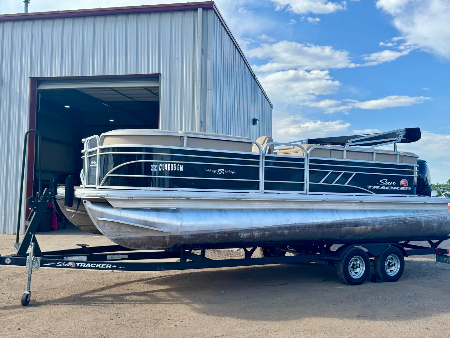 2021 Sun Tracker - Party Barge 22 DLX - 150HP