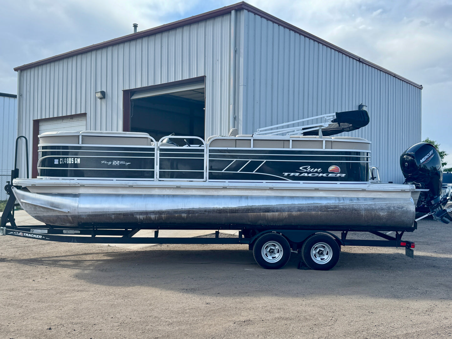 2021 Sun Tracker - Party Barge 22 DLX - 150HP