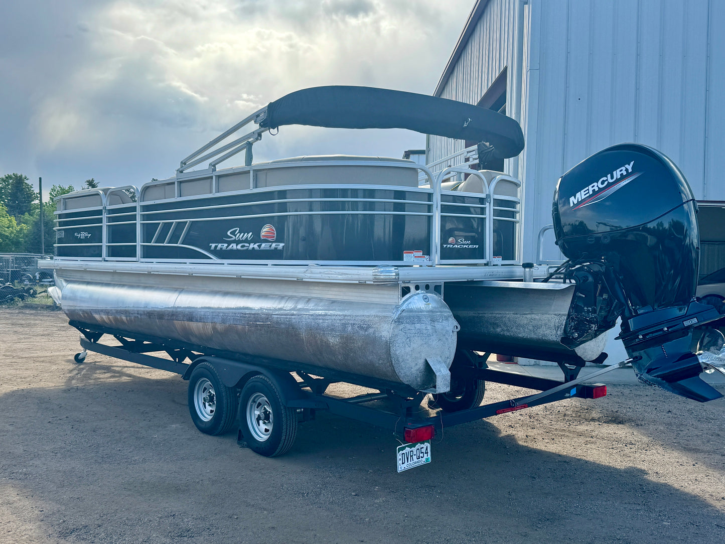 2021 Sun Tracker - Party Barge 22 DLX - 150HP