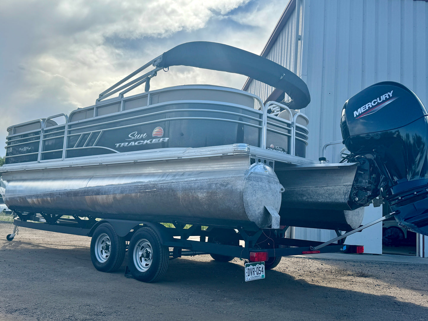 2021 Sun Tracker - Party Barge 22 DLX - 150HP