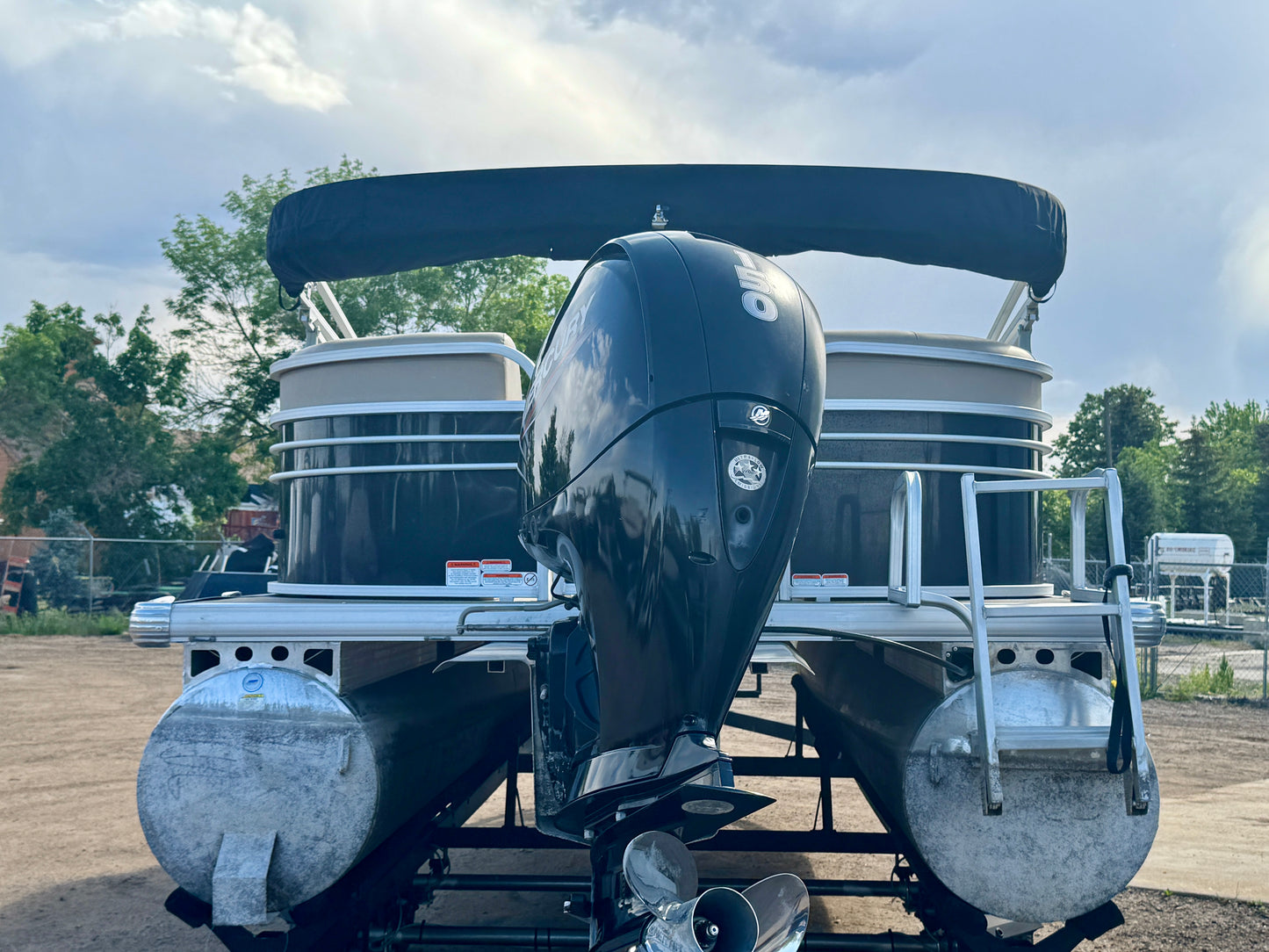 2021 Sun Tracker - Party Barge 22 DLX - 150HP
