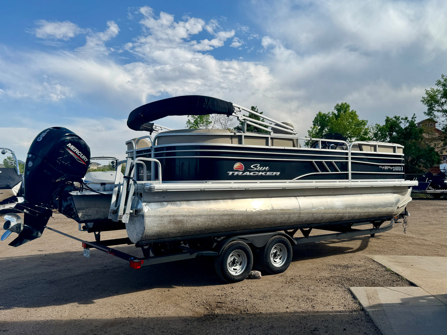 2021 Sun Tracker - Party Barge 22 DLX - 150HP