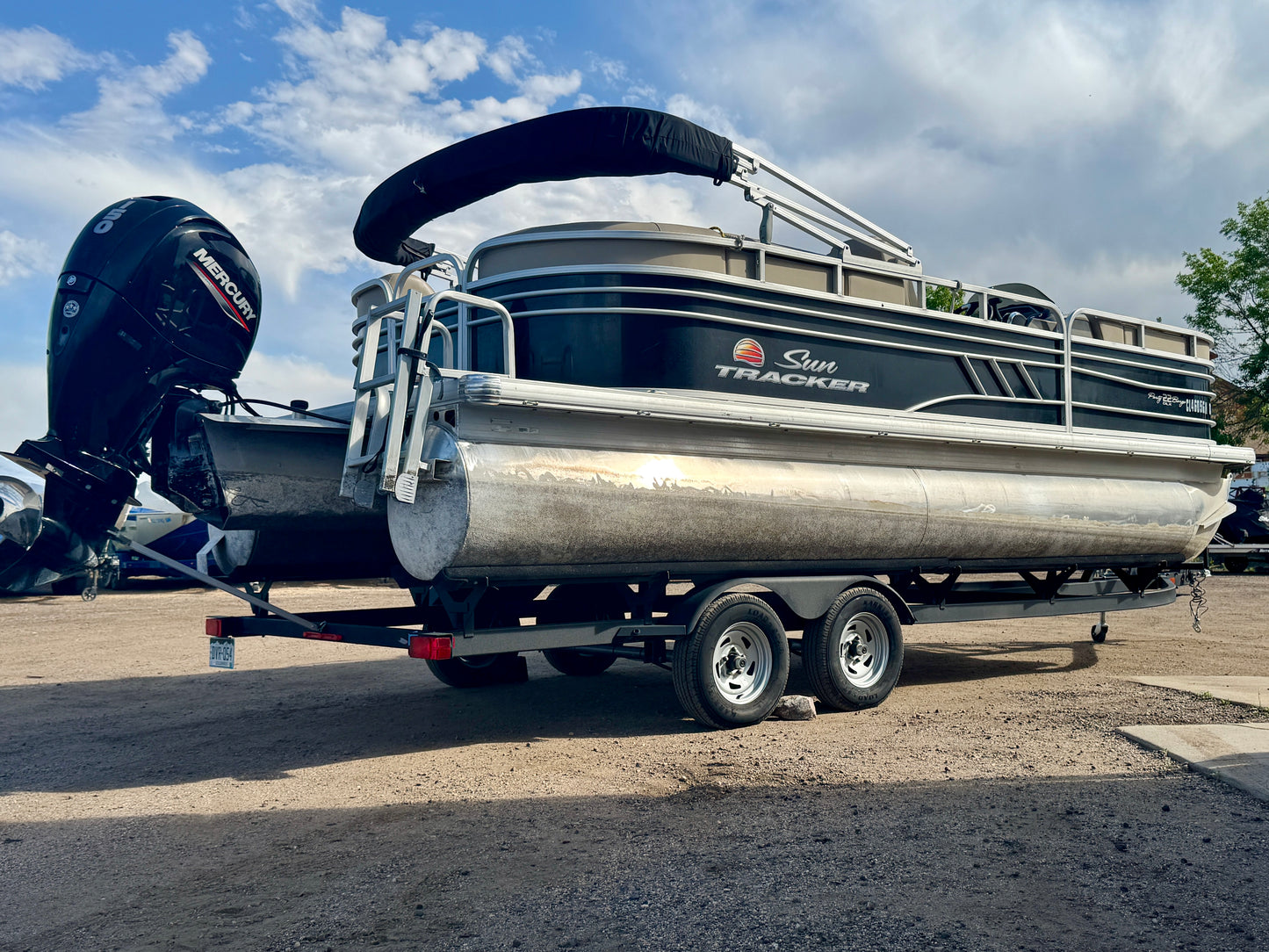 2021 Sun Tracker - Party Barge 22 DLX - 150HP